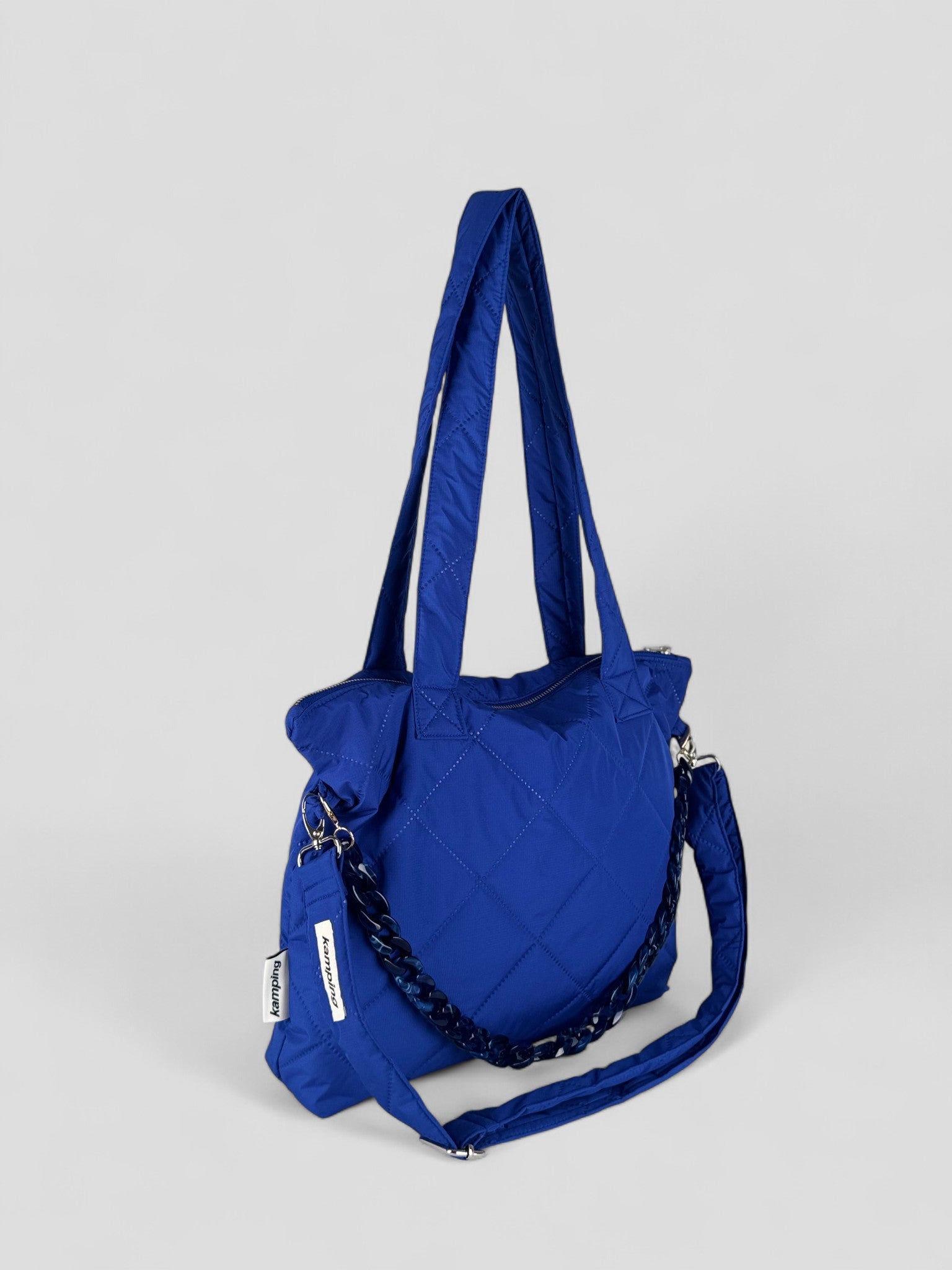 Kamping Studios Everyday-Stepptasche, blau, Produktfoto mit Schultergurt und Kette, Seitenansicht