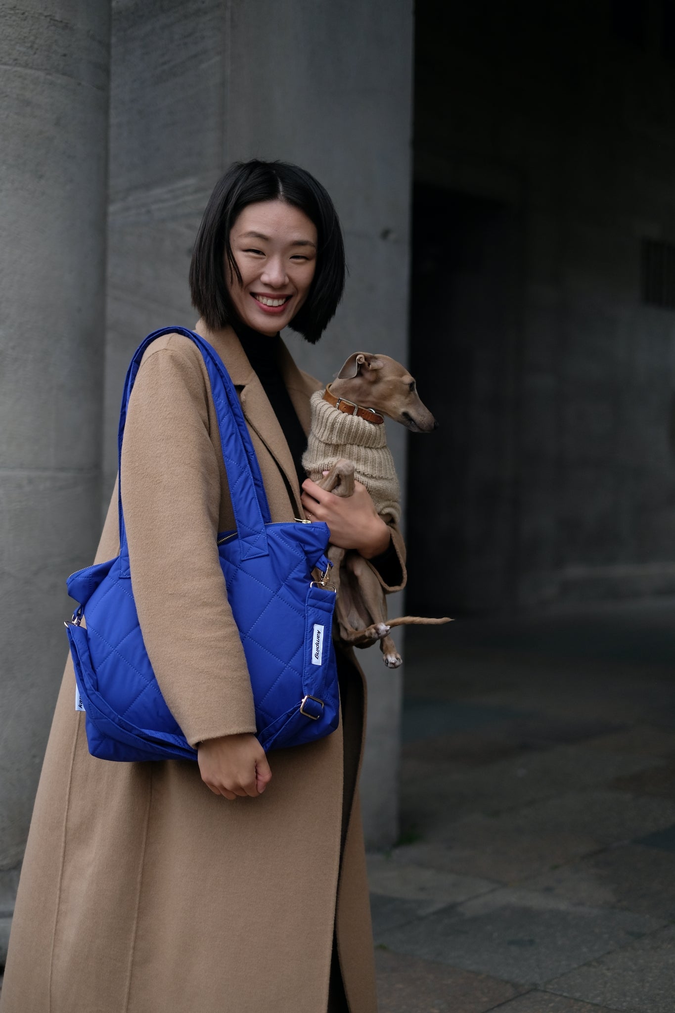 Kamping Studios Everyday-Stepptasche, blau, am Model mit Schultergurt