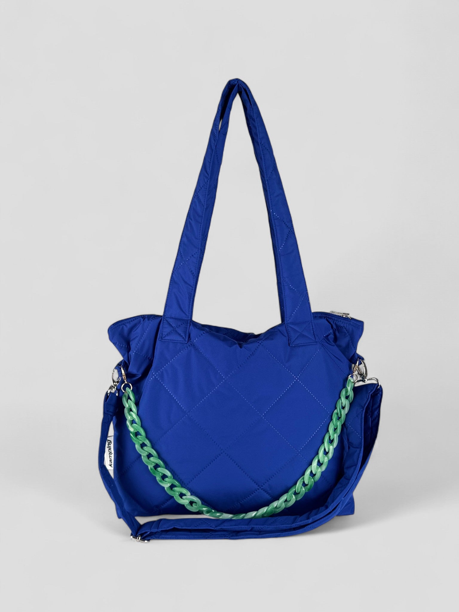 Kamping Studios Everyday-Stepptasche, blau, Produktfoto mit Schultergurt und Kette, Vorderansicht
