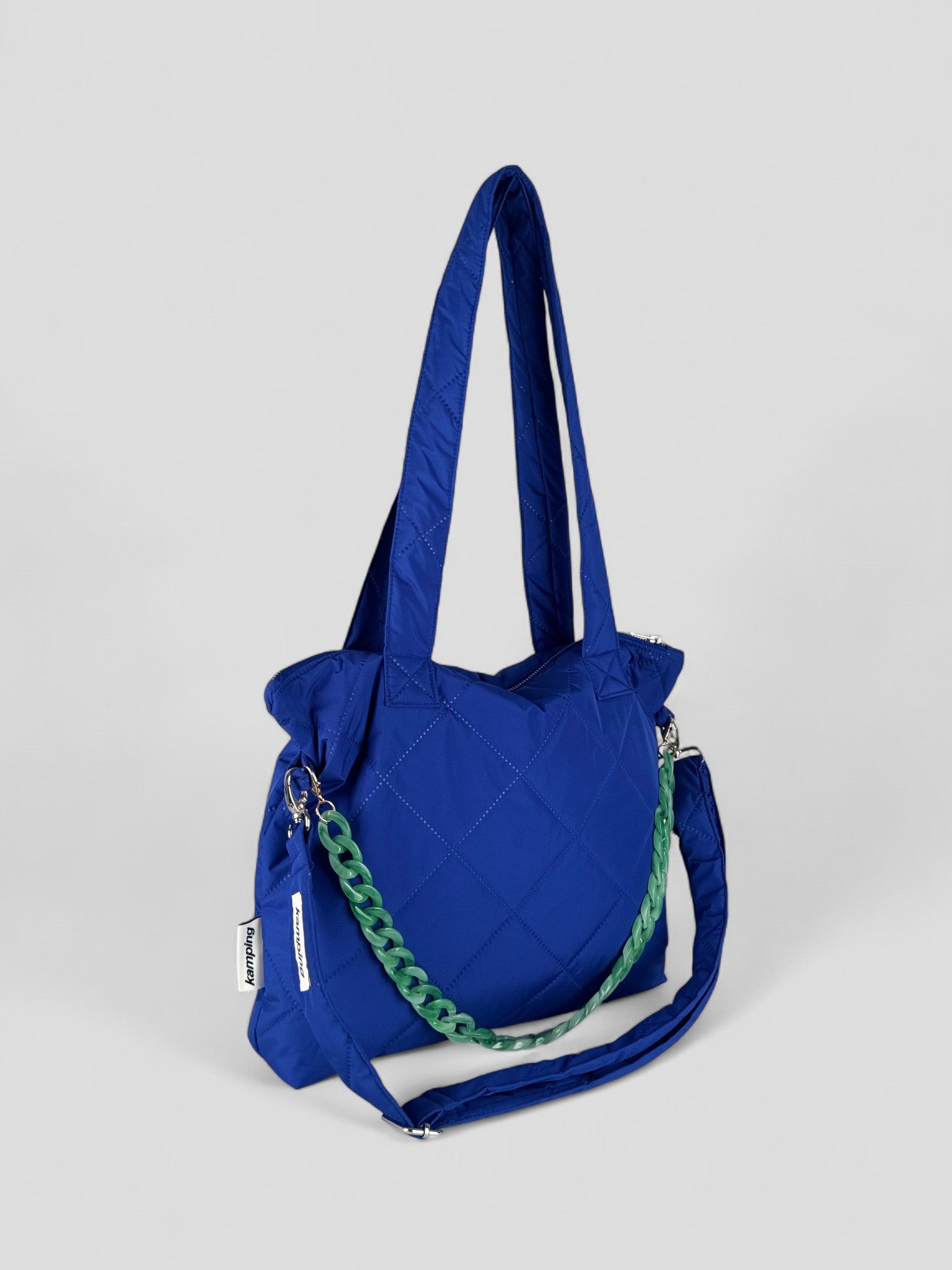 Kamping Studios Everyday-Stepptasche, blau, Produktfoto mit Schultergurt und Kette, Seitenansicht