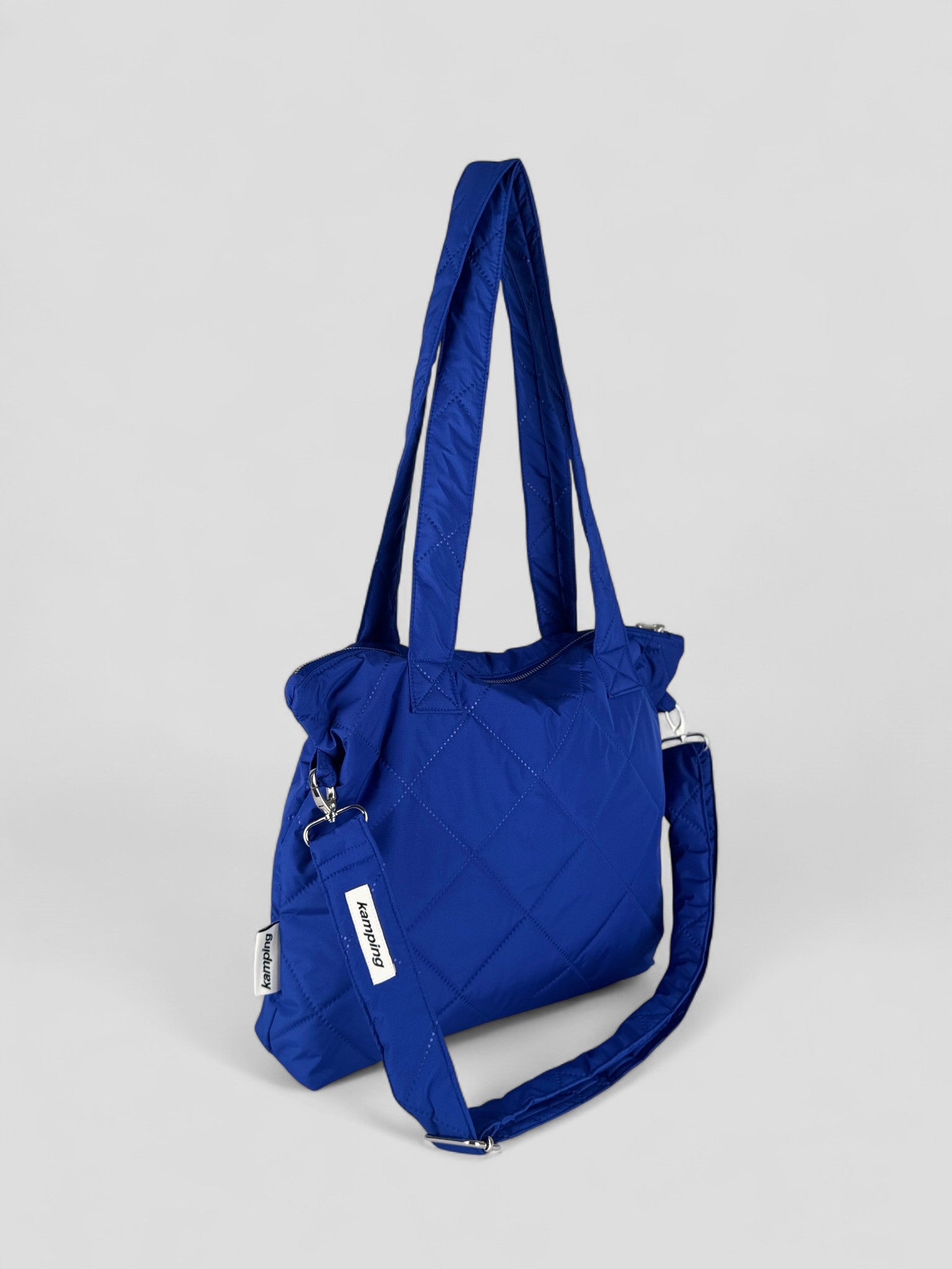 Kamping Studios Everyday-Stepptasche, blau, Produktfoto mit Schultergurt, Seitenansicht