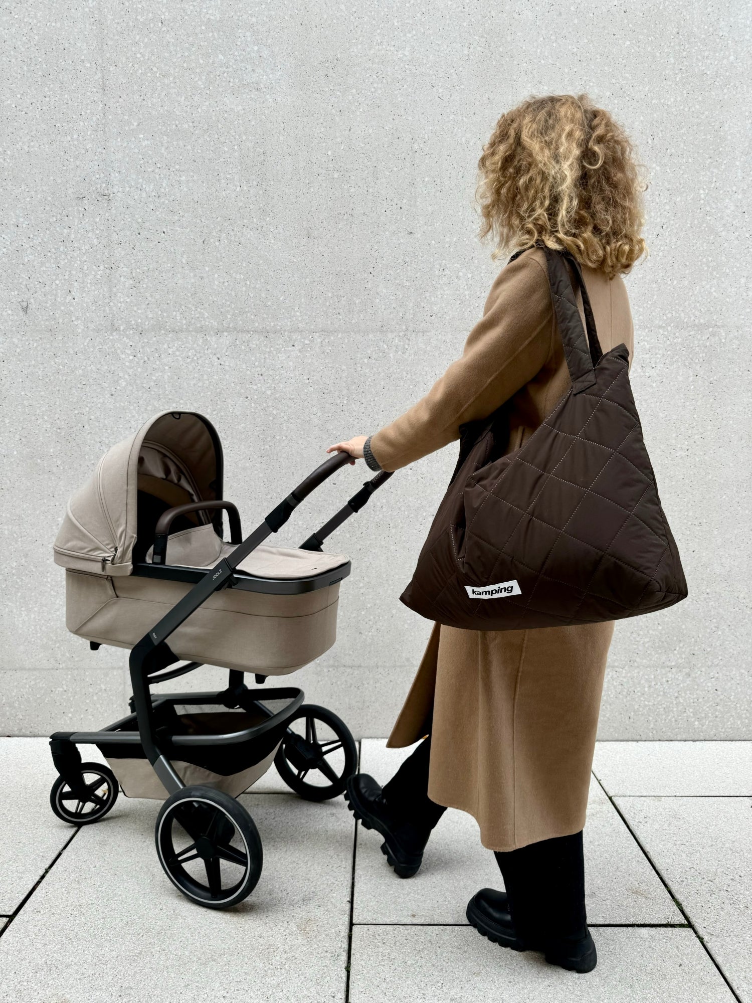 Kamping Studios Mom-Bag und Weekender in braun, am Kinderwagen 2
