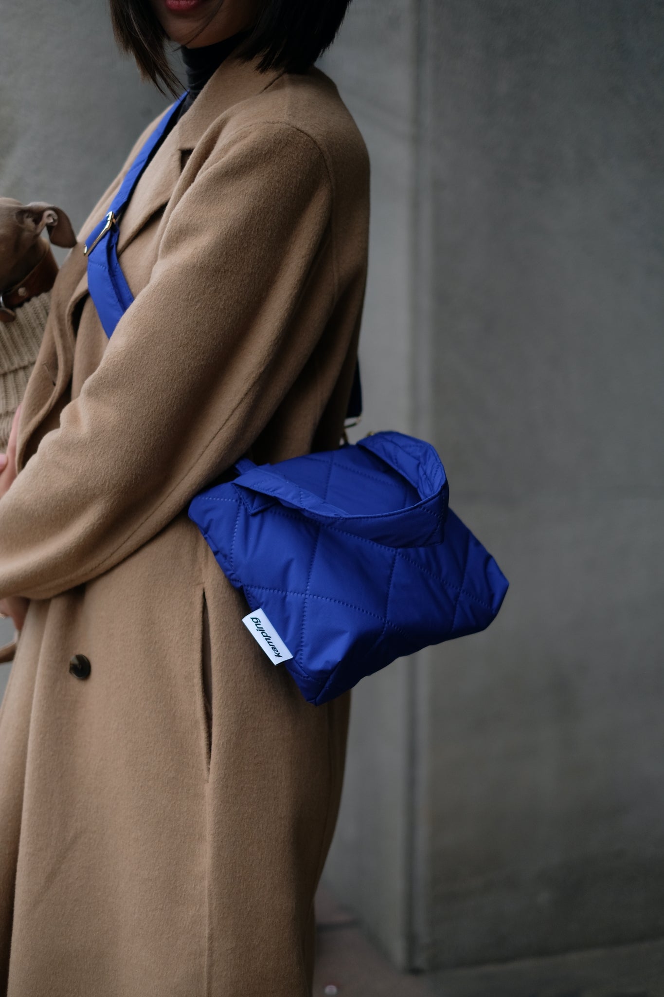 Kamping Studios, kleine Umhängetasche in Blau, am Model, Detail