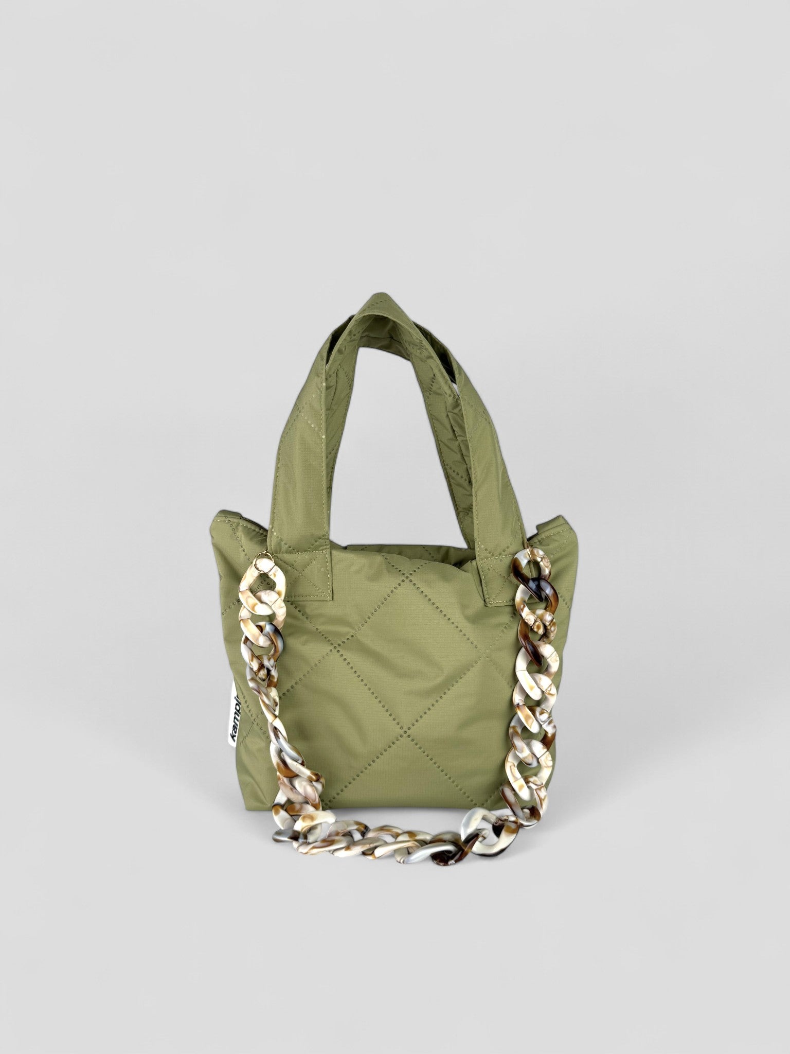 Kamping Studios kleine Umhängetasche in Matcha Grün, Produktfoto, Vorderansicht mit Kette