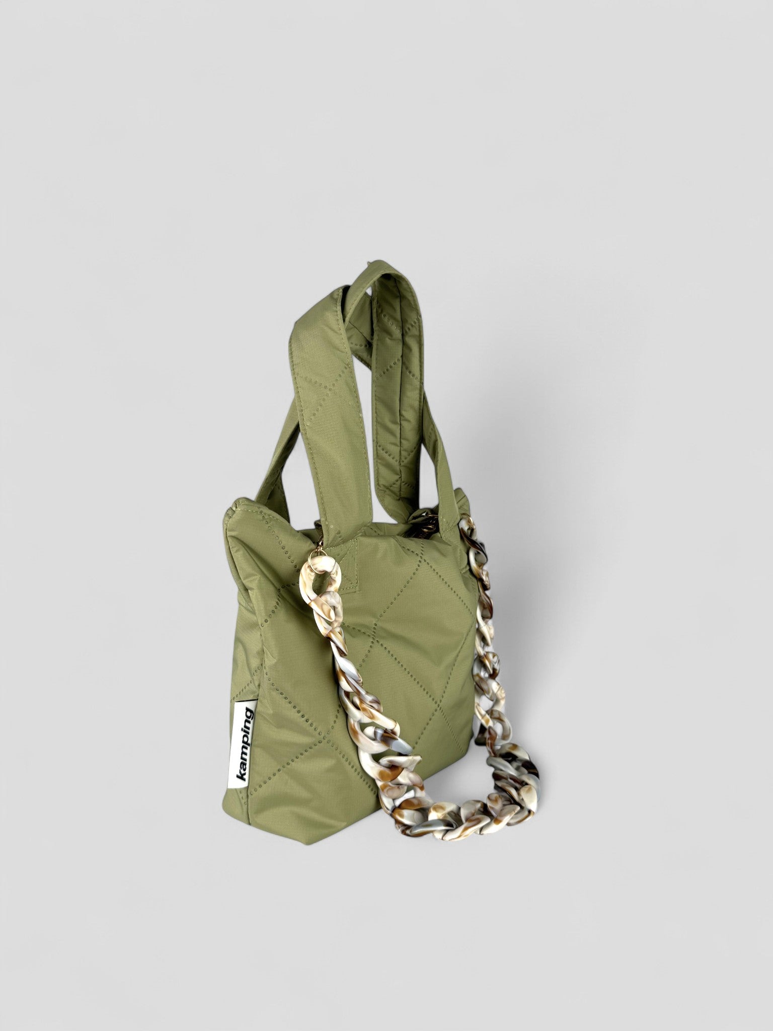 Kamping Studios kleine Umhängetasche in Matcha Grün, Produktfoto, Seitenansicht mit Kette