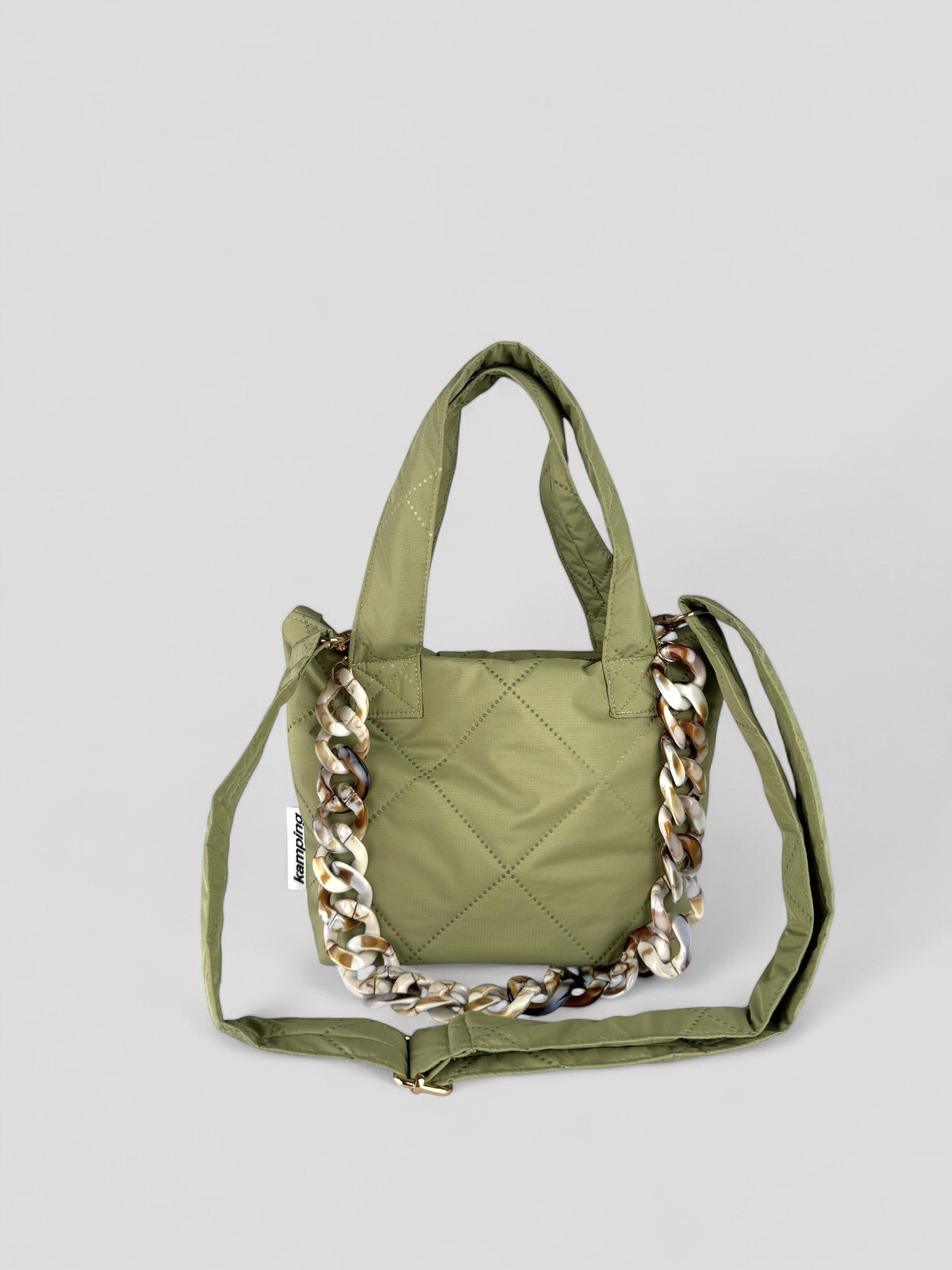 Kamping Studios kleine Umhängetasche in Matcha Grün, Produktfoto, Vorderansicht mit Kette und Gurt