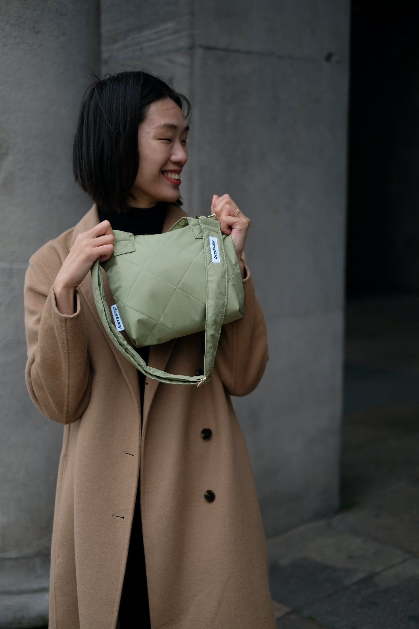 Kamping Studios kleine Umhängetasche in Matcha Grün, am Model 1