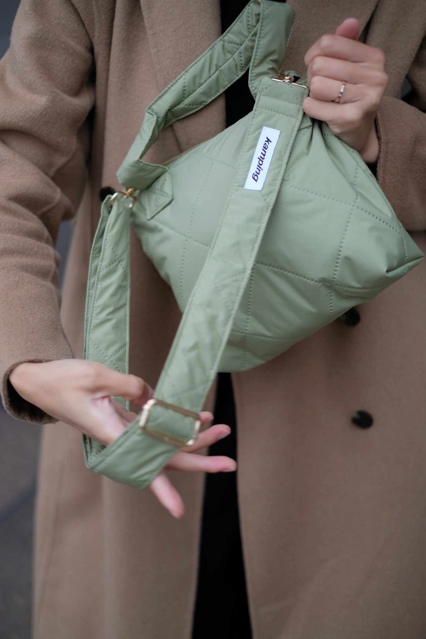Kamping Studios kleine Umhängetasche in Matcha Grün, am Model, Detail