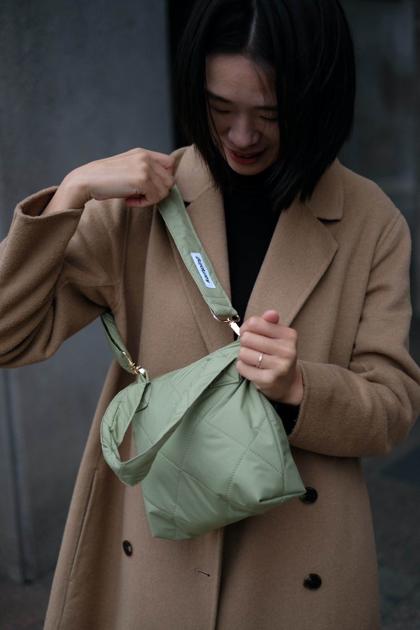 Kamping Studios kleine Umhängetasche in Matcha Grün, am Model 2