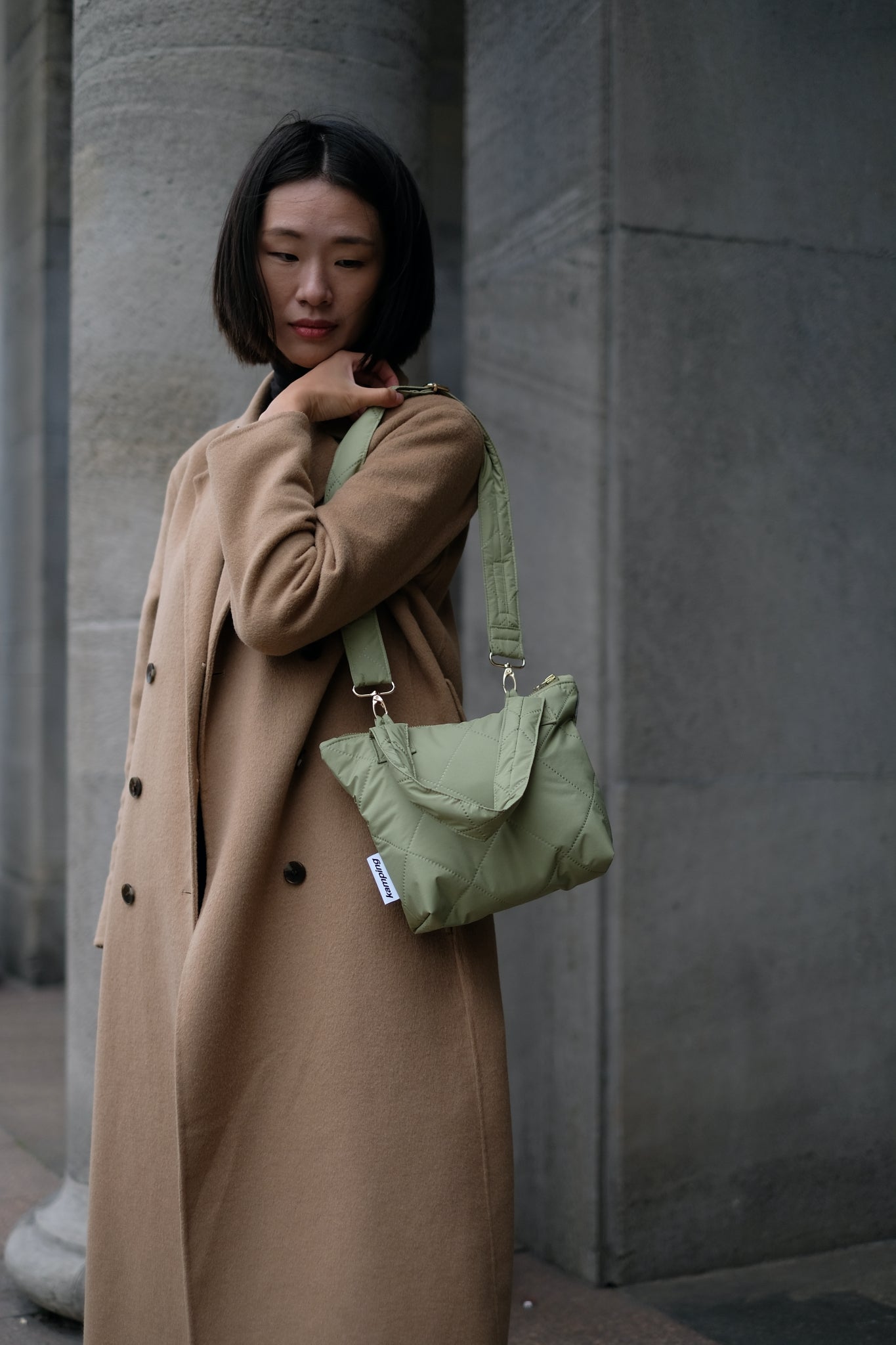 Kamping Studios kleine Umhängetasche in Matcha Grün, am Model 3