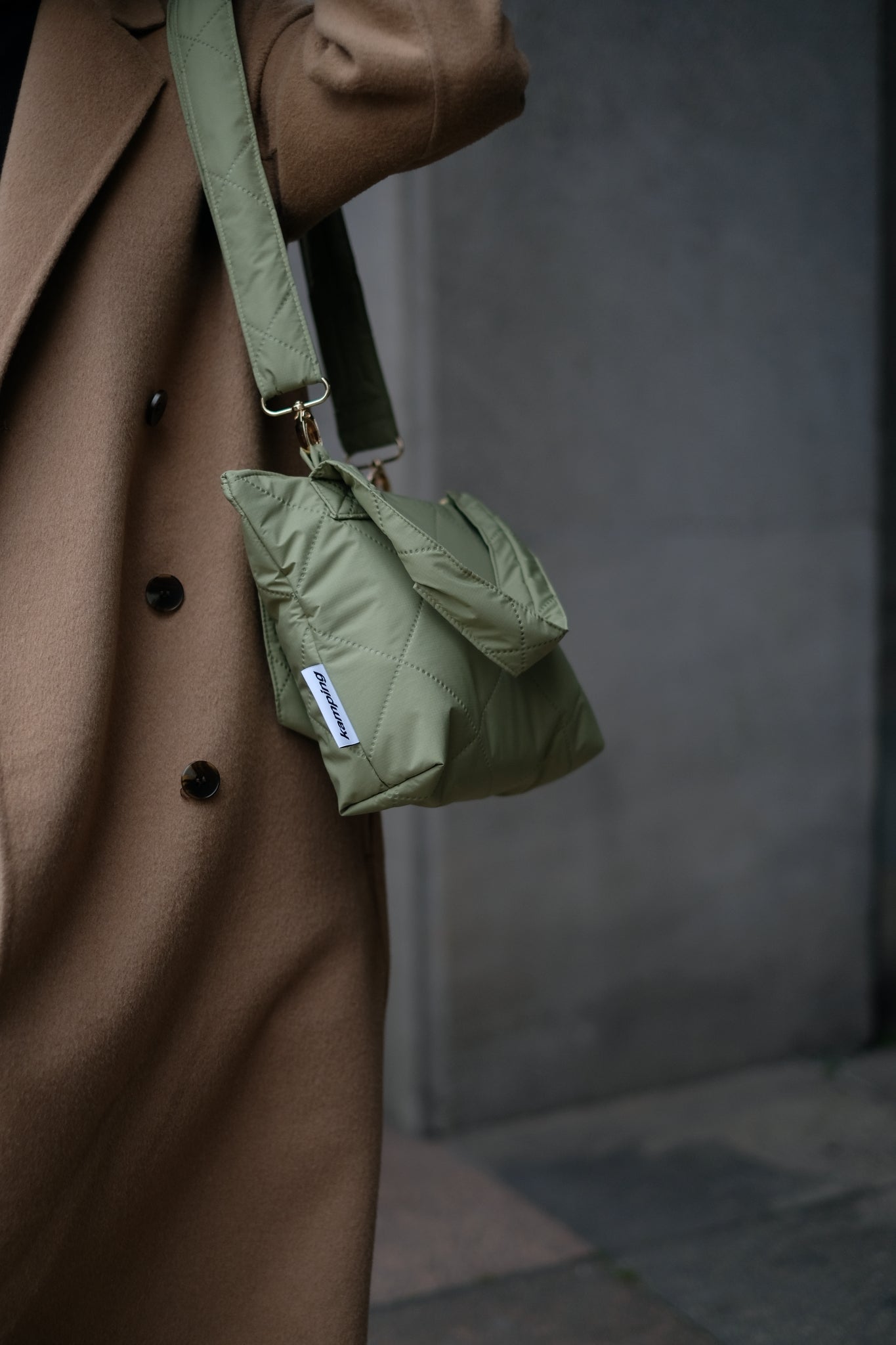 Kamping Studios kleine Umhängetasche in Matcha Grün, am Model, detail