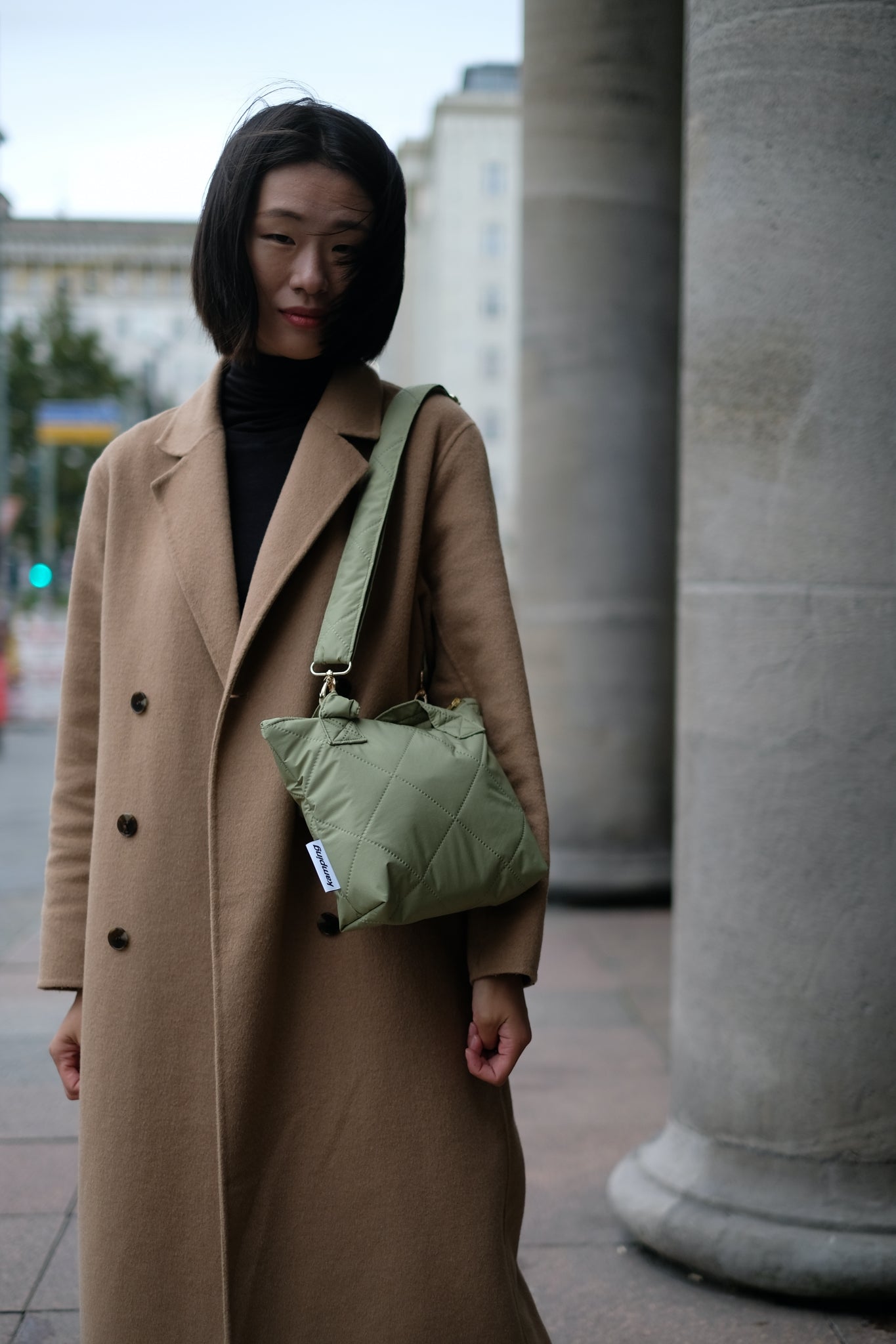 Kamping Studios kleine Umhängetasche in Matcha Grün, am Model 4