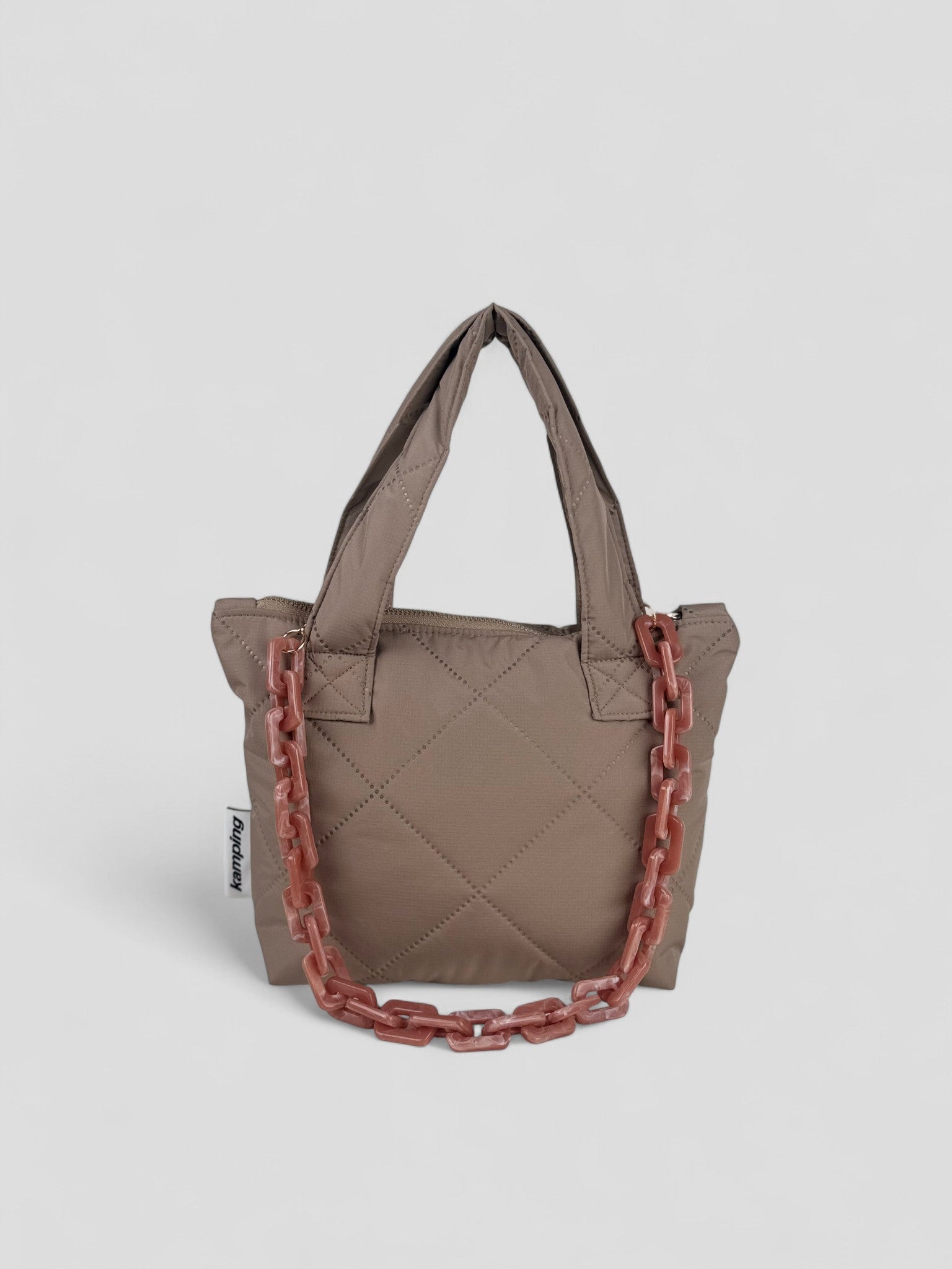 Kamping Studios, kleine Umhängetasche in Beige, Produktfoto, Vorderansicht mit Kette in Rosé