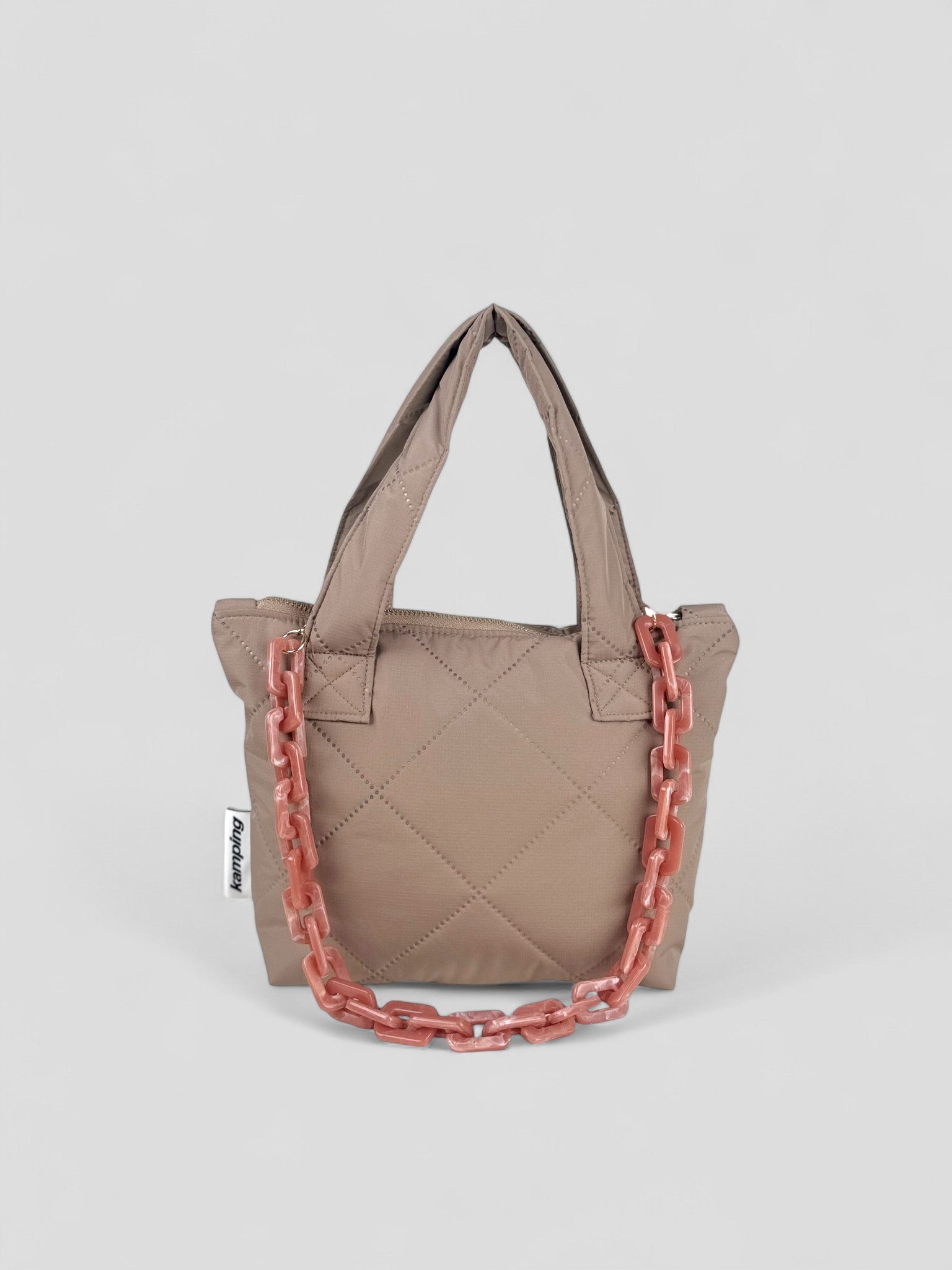 Kamping Studios kleine Umhängetasche in Beige, Produktfoto, Vorderansicht mit Kette