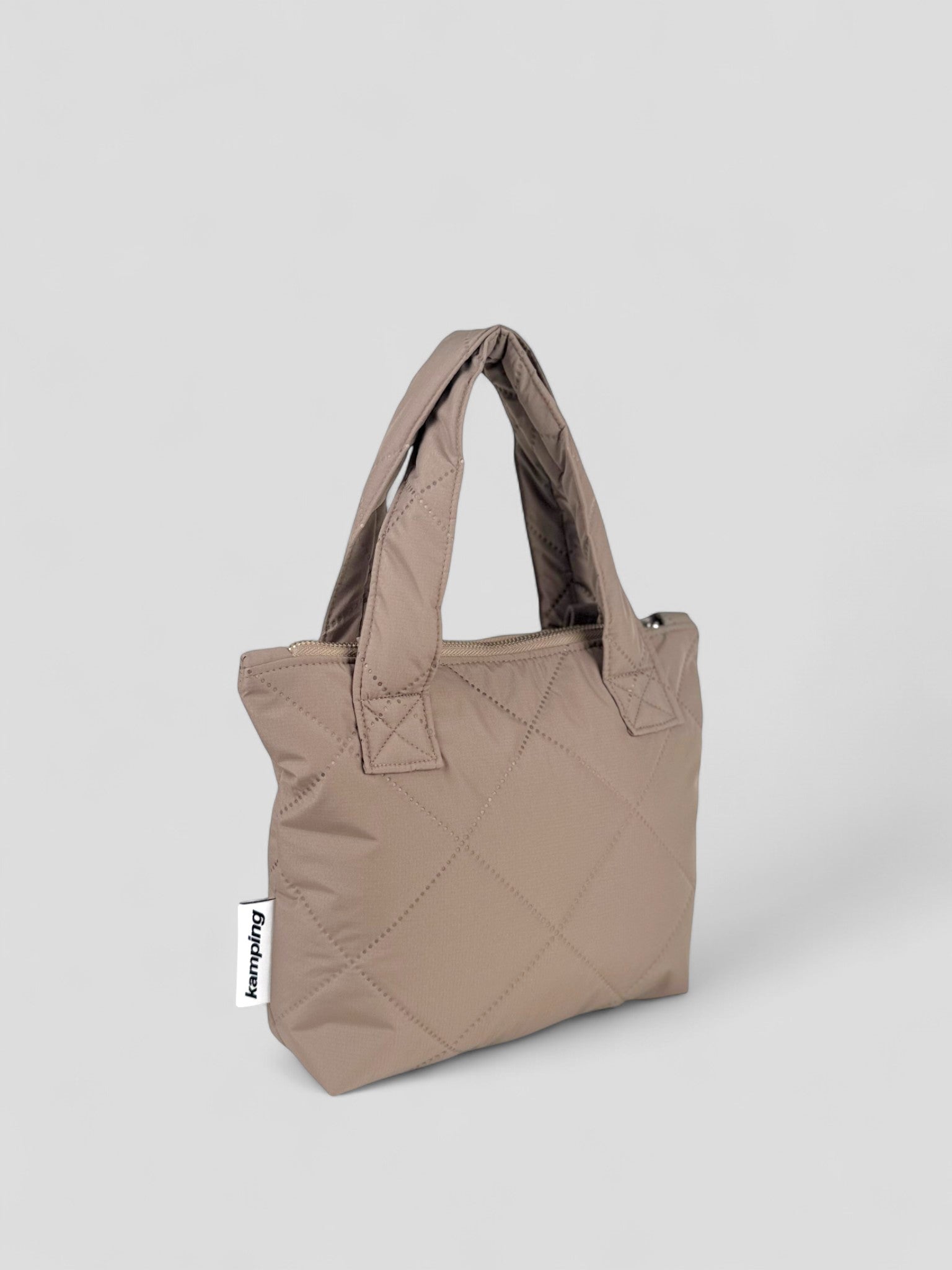 Kamping Studios kleine Umhängetasche in Beige, Produktfoto, Seitenansicht