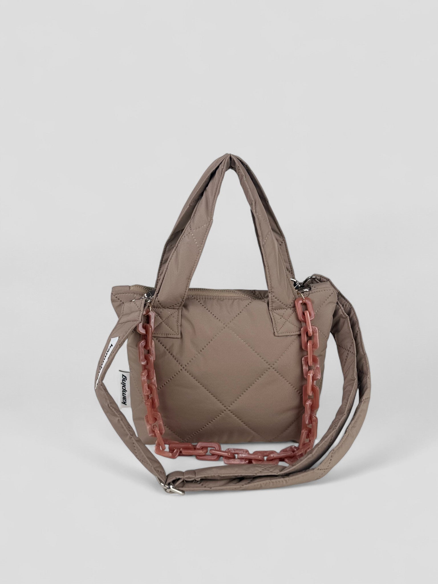 Kamping Studios, kleine Umhängetasche in Beige, Produktfoto, Vorderansicht mit Rose Kette und Gurt