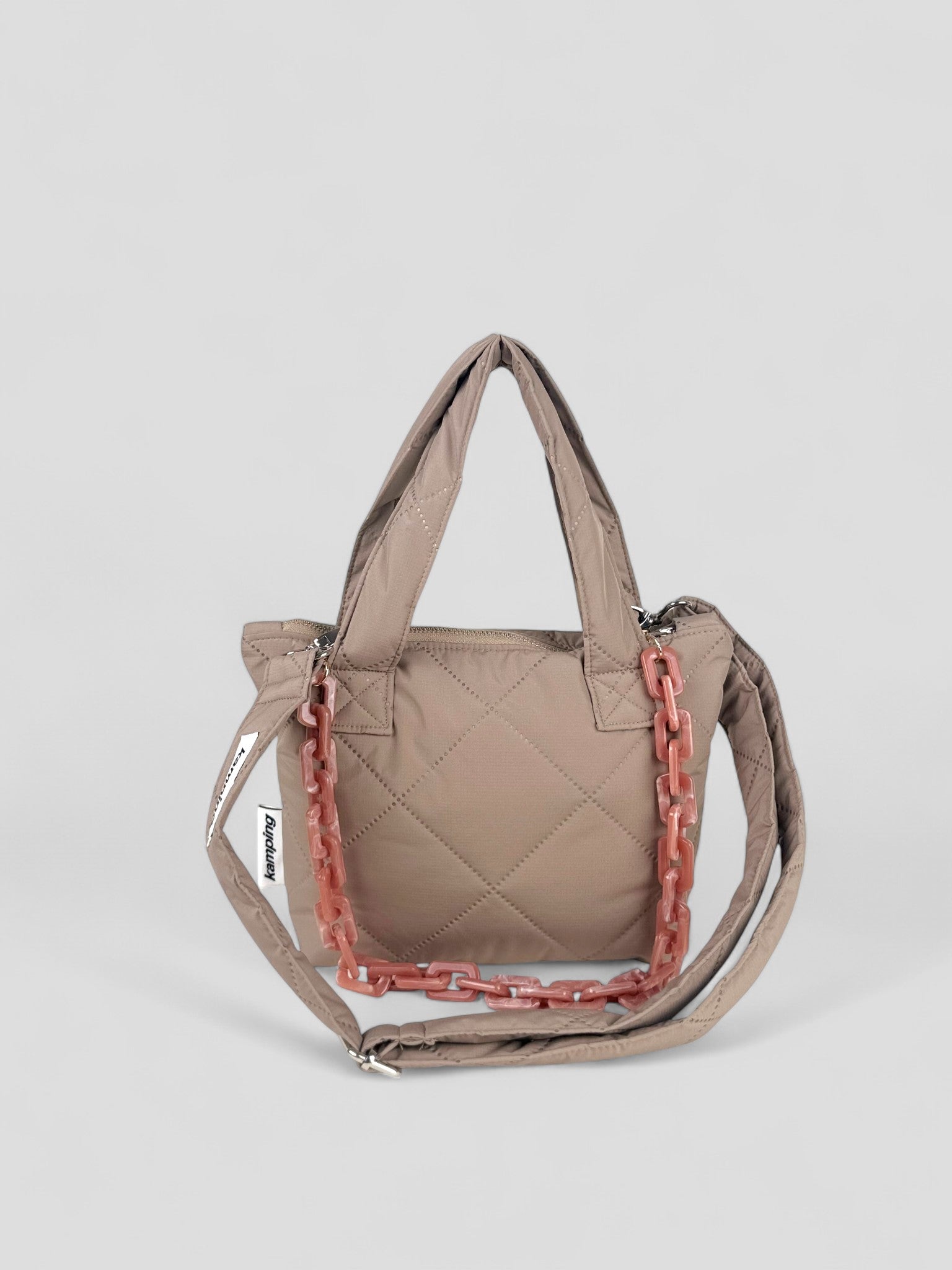 Kamping Studios kleine Umhängetasche in Beige, Produktfoto, Vorderansicht mit Schultergurt und rosa Kette