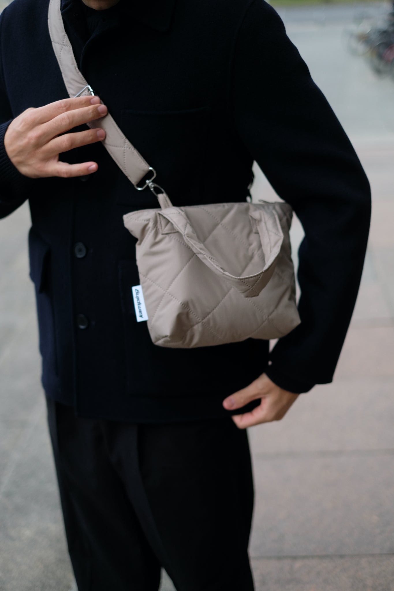 Kamping Studios, kleine Umhängetasche in Beige, am Model, Detail 2