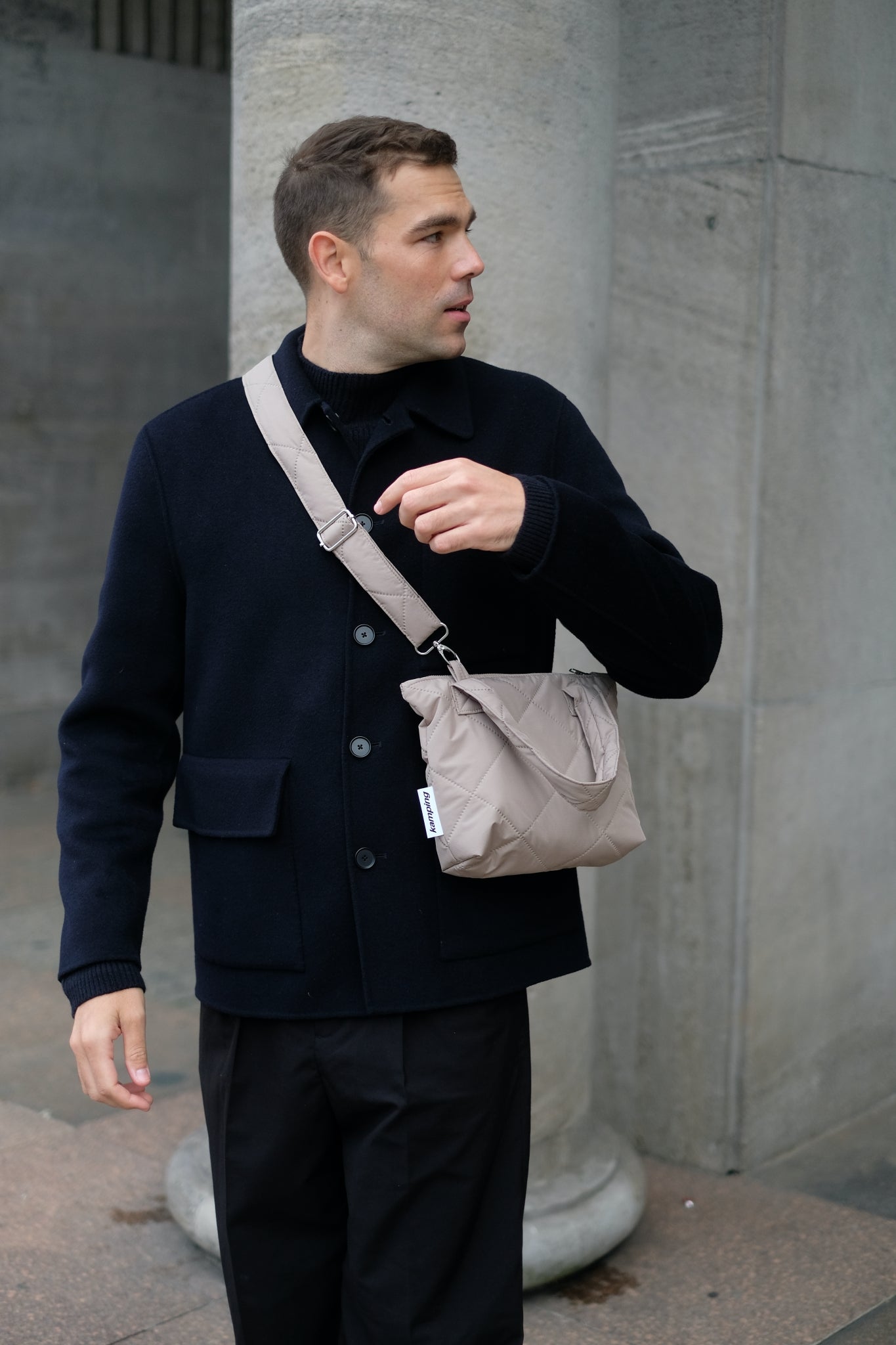 Kamping Studios, kleine Umhängetasche in Beige, am Model 2