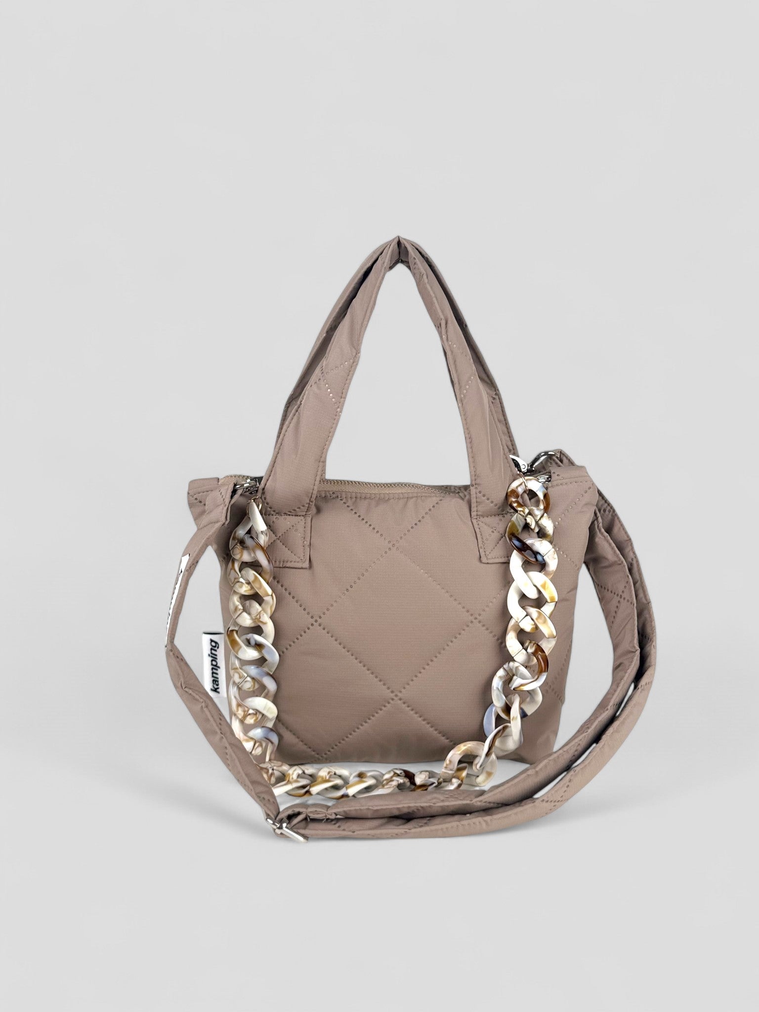 Kamping Studios kleine Umhängetasche in Beige, Produktfoto, Vorderansicht mit Schultergurt und Kette