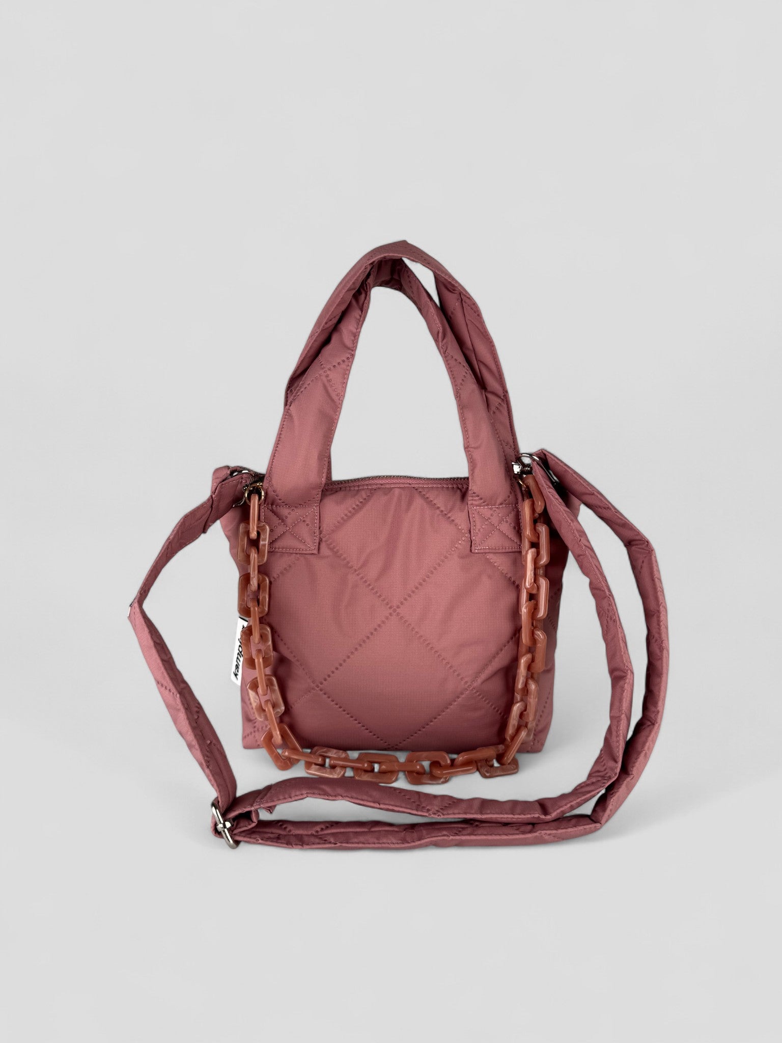 Kamping Studios kleine Umhängetasche in Rose-Pink, Produktfoto, Vorderansicht mit Kette und Gurt