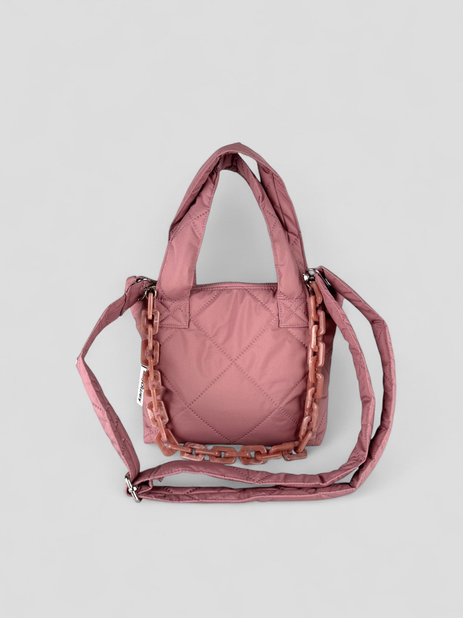 Kamping Studios kleine Umhängetasche in Rose-Pink, Produktfoto, Vorderansicht mit KEtte