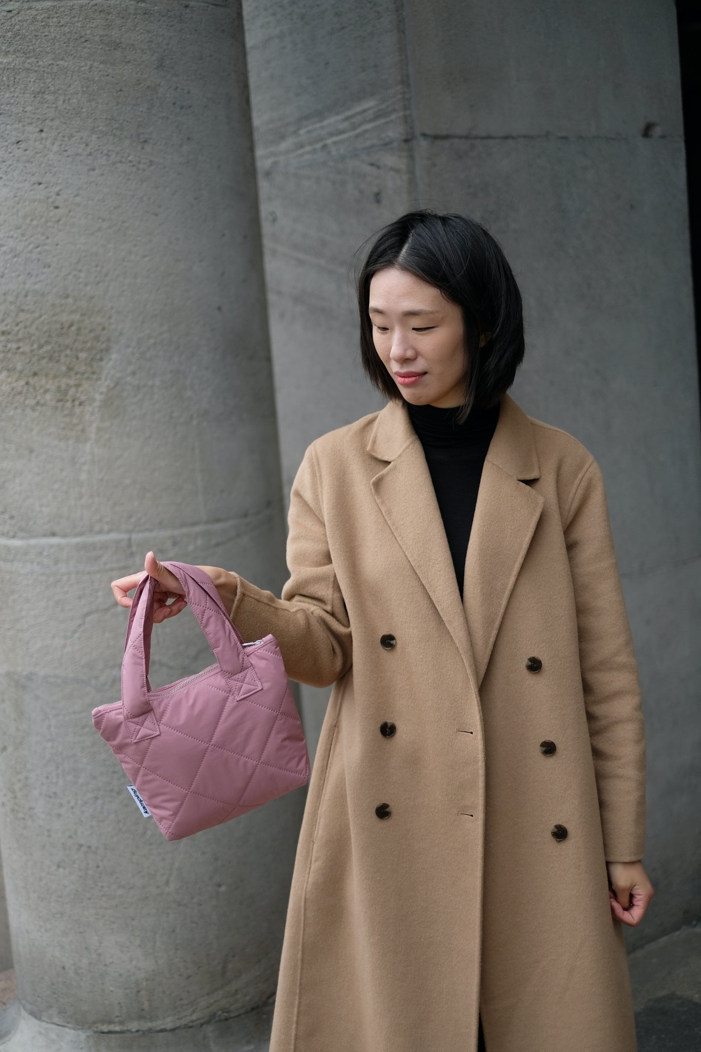 Kamping Studios kleine Umhängetasche in Rose-Pink, am Model 1
