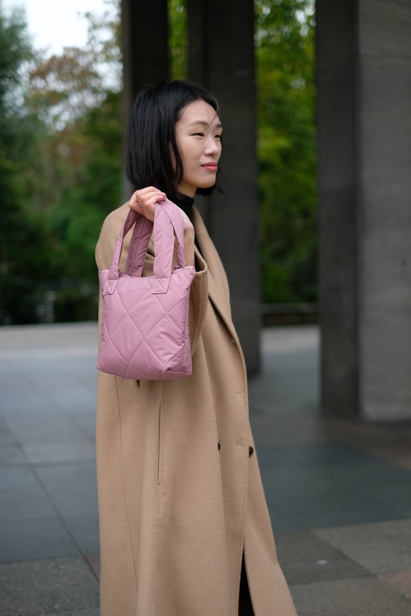 Kamping Studios kleine Umhängetasche in Rose-Pink, am Model 2
