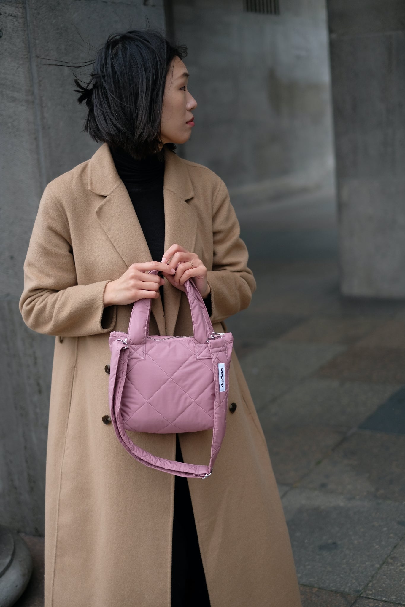 Kamping Studios kleine Umhängetasche in Rose-Pink, am Model mit Gurt