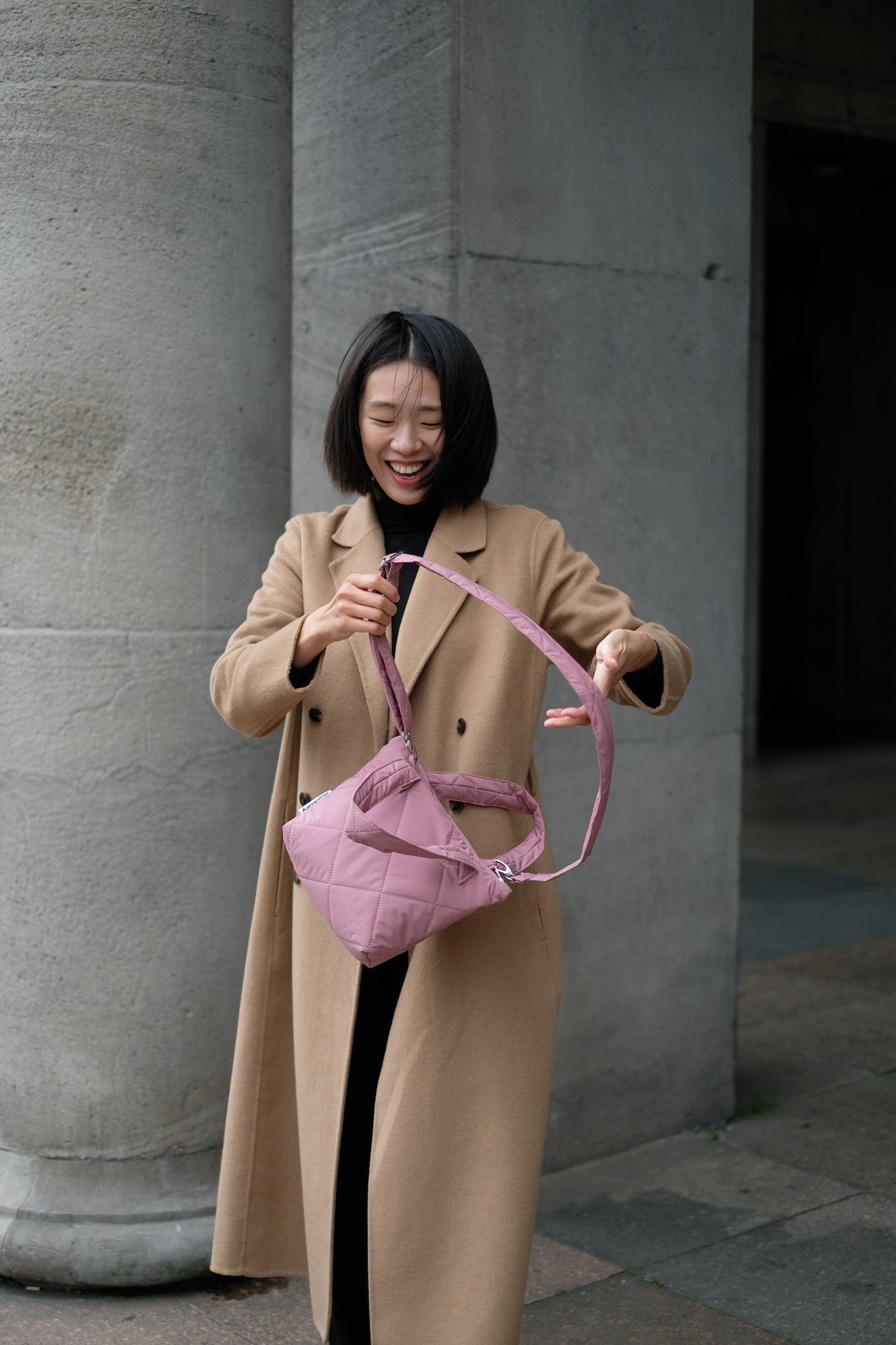 Kamping Studios kleine Umhängetasche in Rose-Pink, am Model  mit Gurt 2
