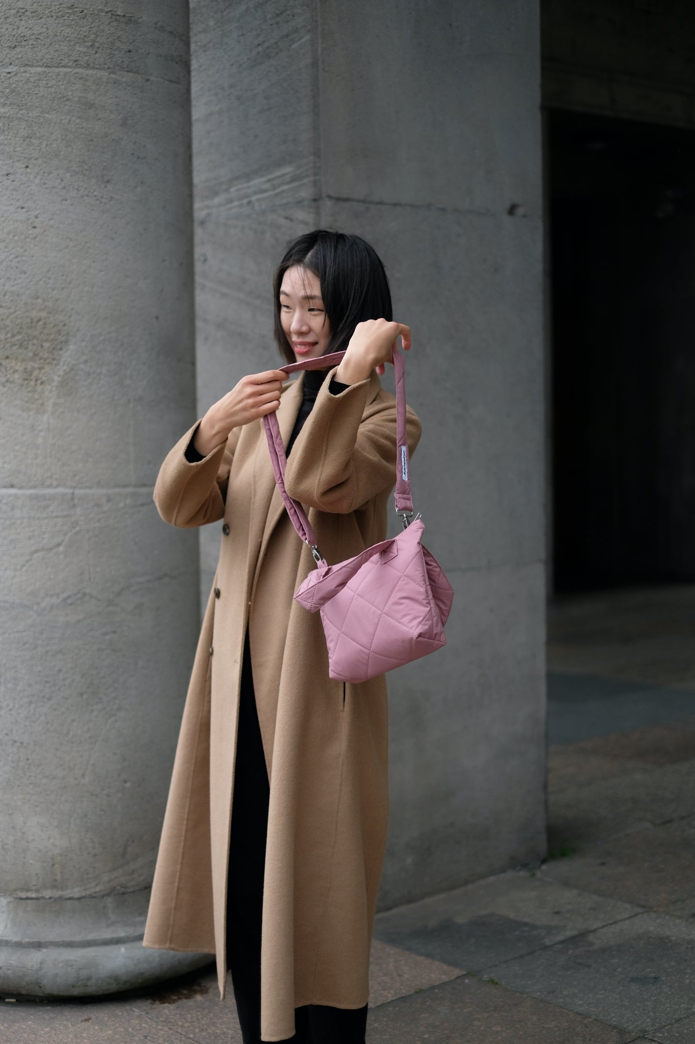 Kamping Studios kleine Umhängetasche in Rose-Pink, am Model 3