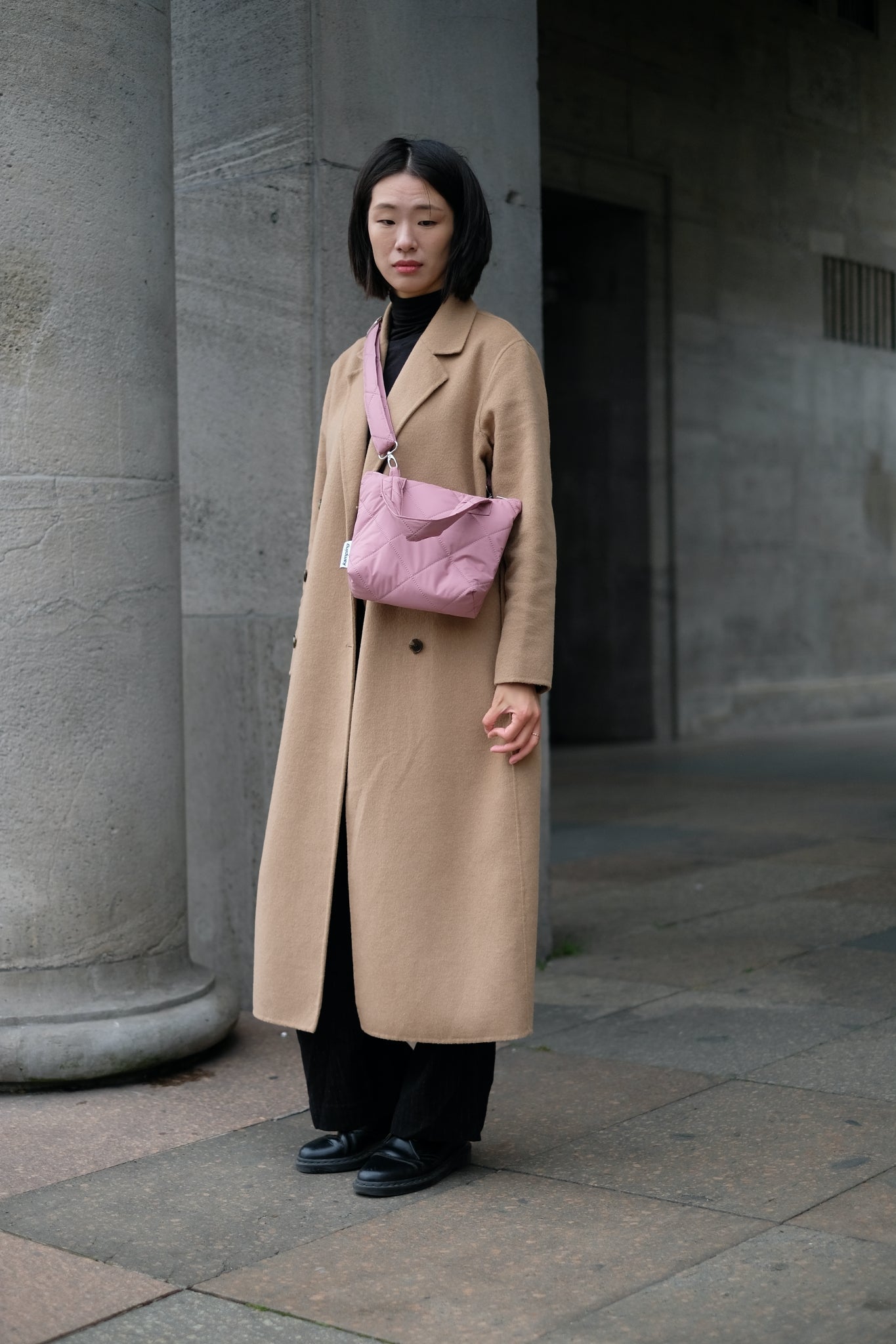 Kamping Studios kleine Umhängetasche in Rose-Pink, am Model 4