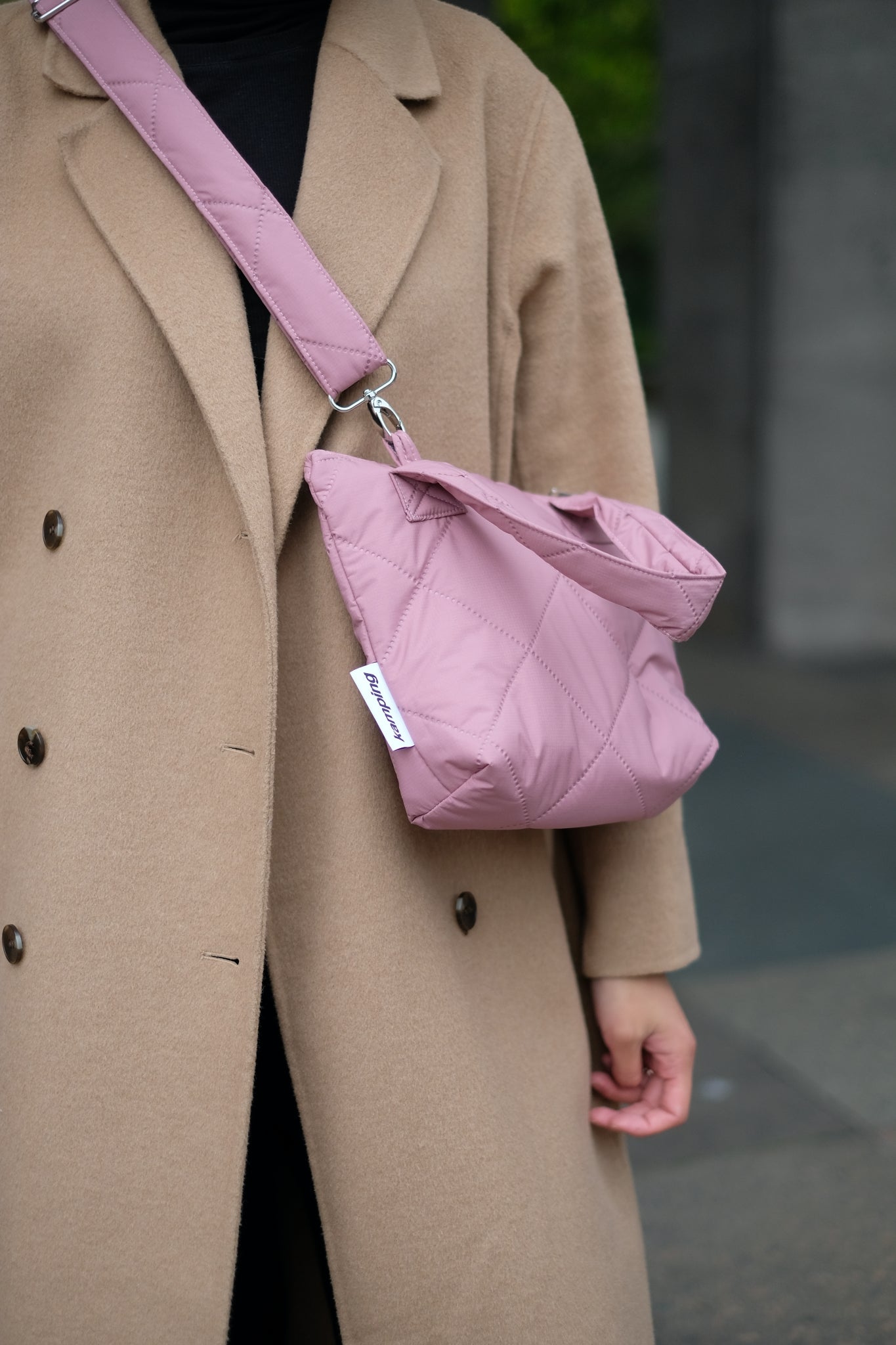 Kamping Studios kleine Umhängetasche in Rose-Pink, am Model, Detail