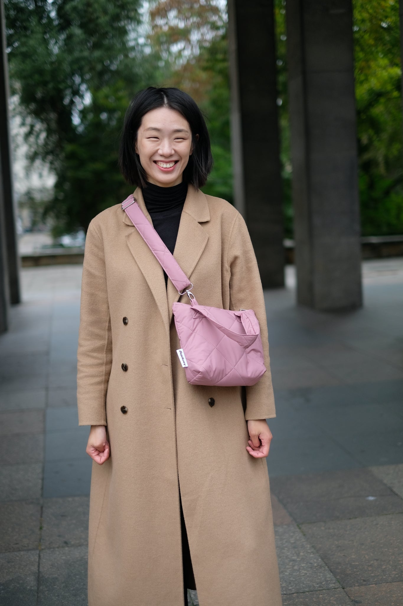 Kamping Studios kleine Umhängetasche in Rose-Pink, am Model 5