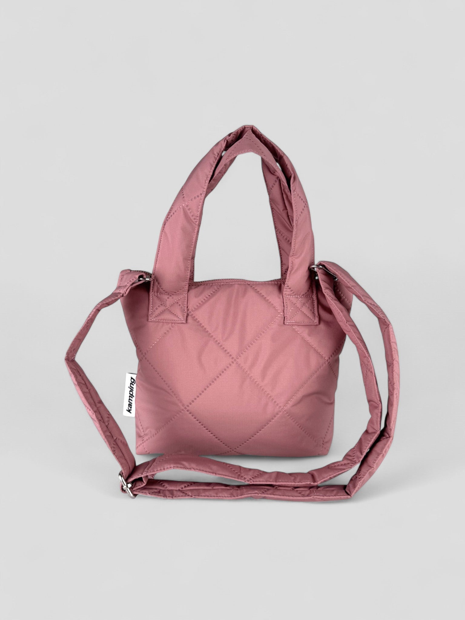 Kamping Studios kleine Umhängetasche in Rose-Pink, Produktfoto, Vorderansicht mit Schultergurt
