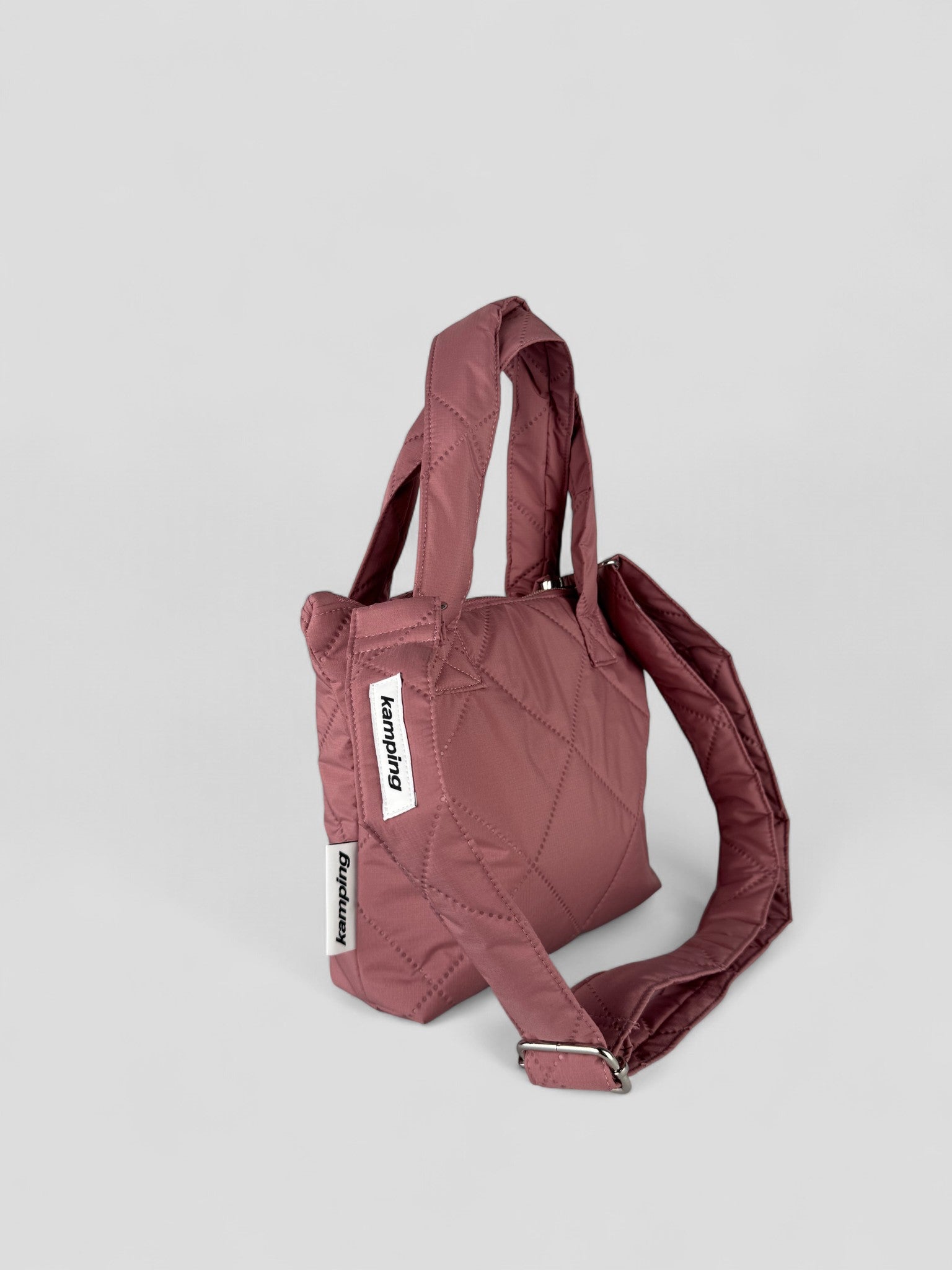 Kamping Studios kleine Umhängetasche in Rose-Pink, Produktfoto, Seitenansicht