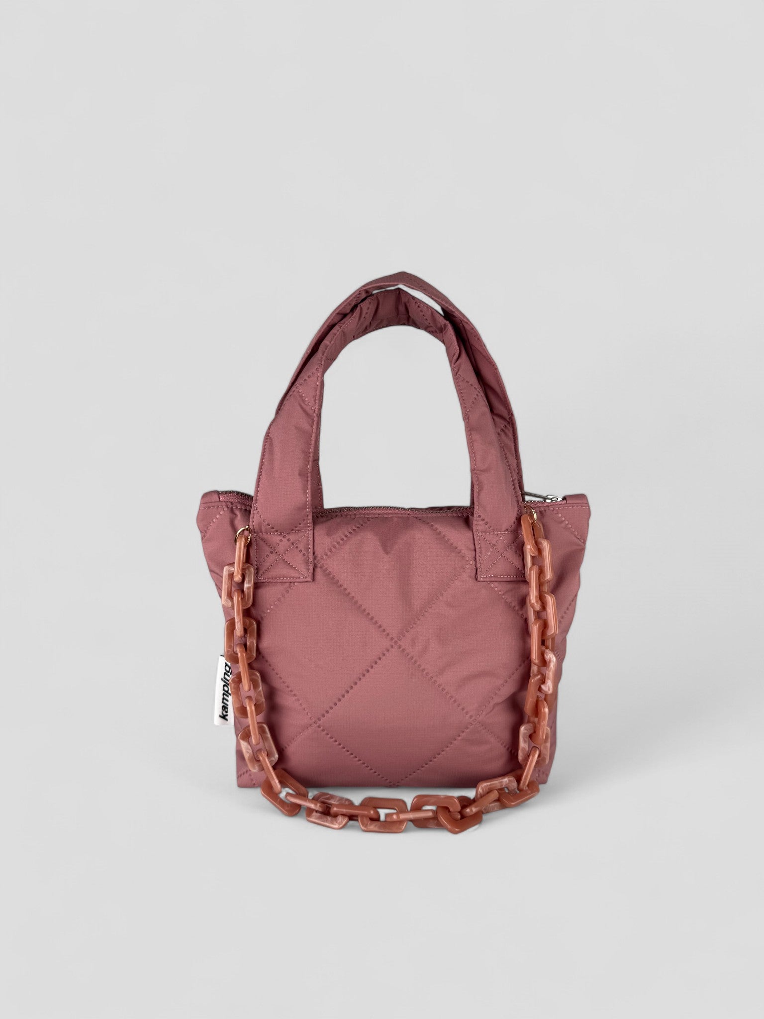 Kamping Studios kleine Umhängetasche in Rose-Pink, Produktfoto, Vorderansicht mit Kette