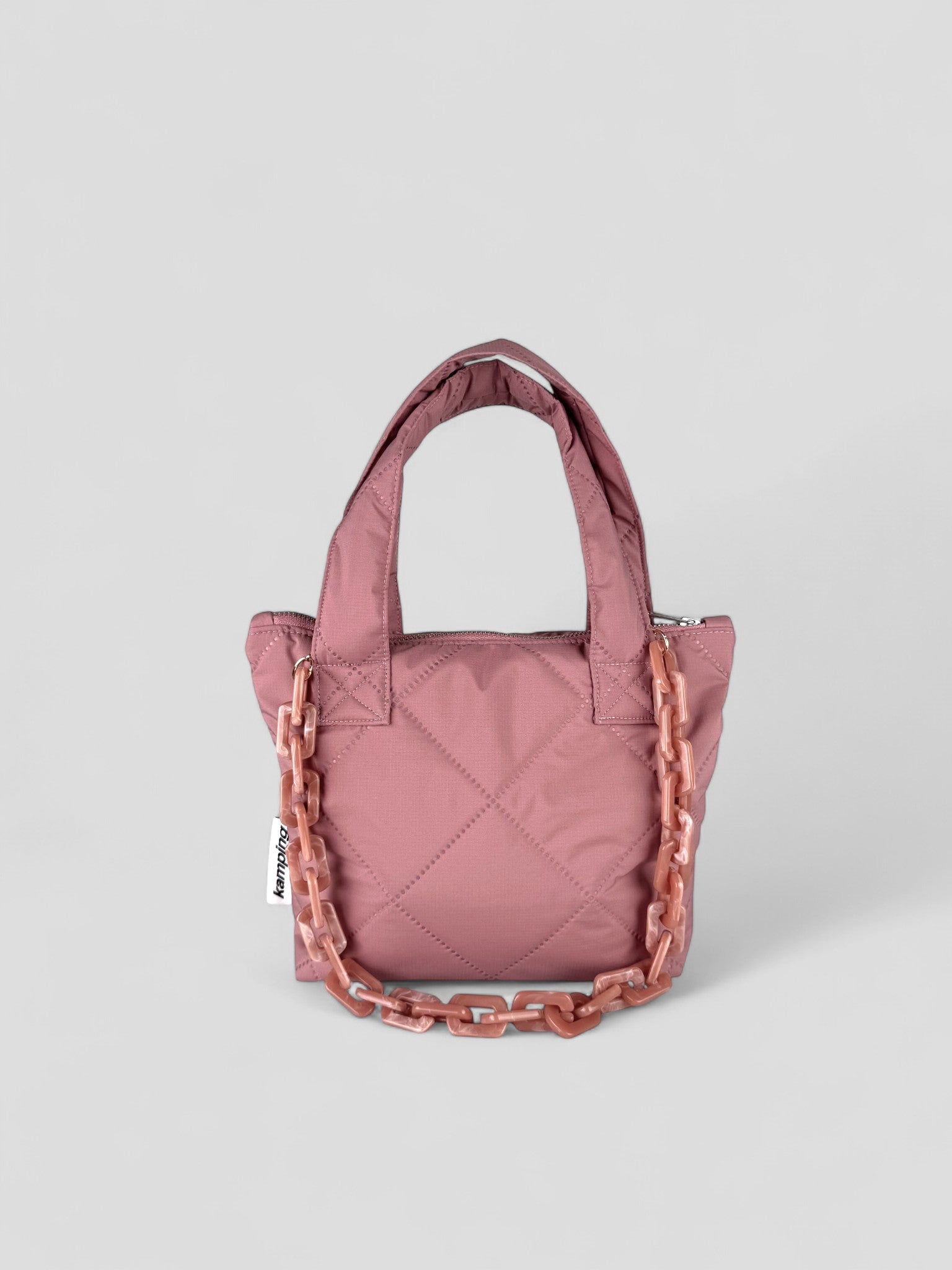 Kamping Studios kleine Umhängetasche in Rose-Pink, Produktfoto, Vorderansicht mit Kette