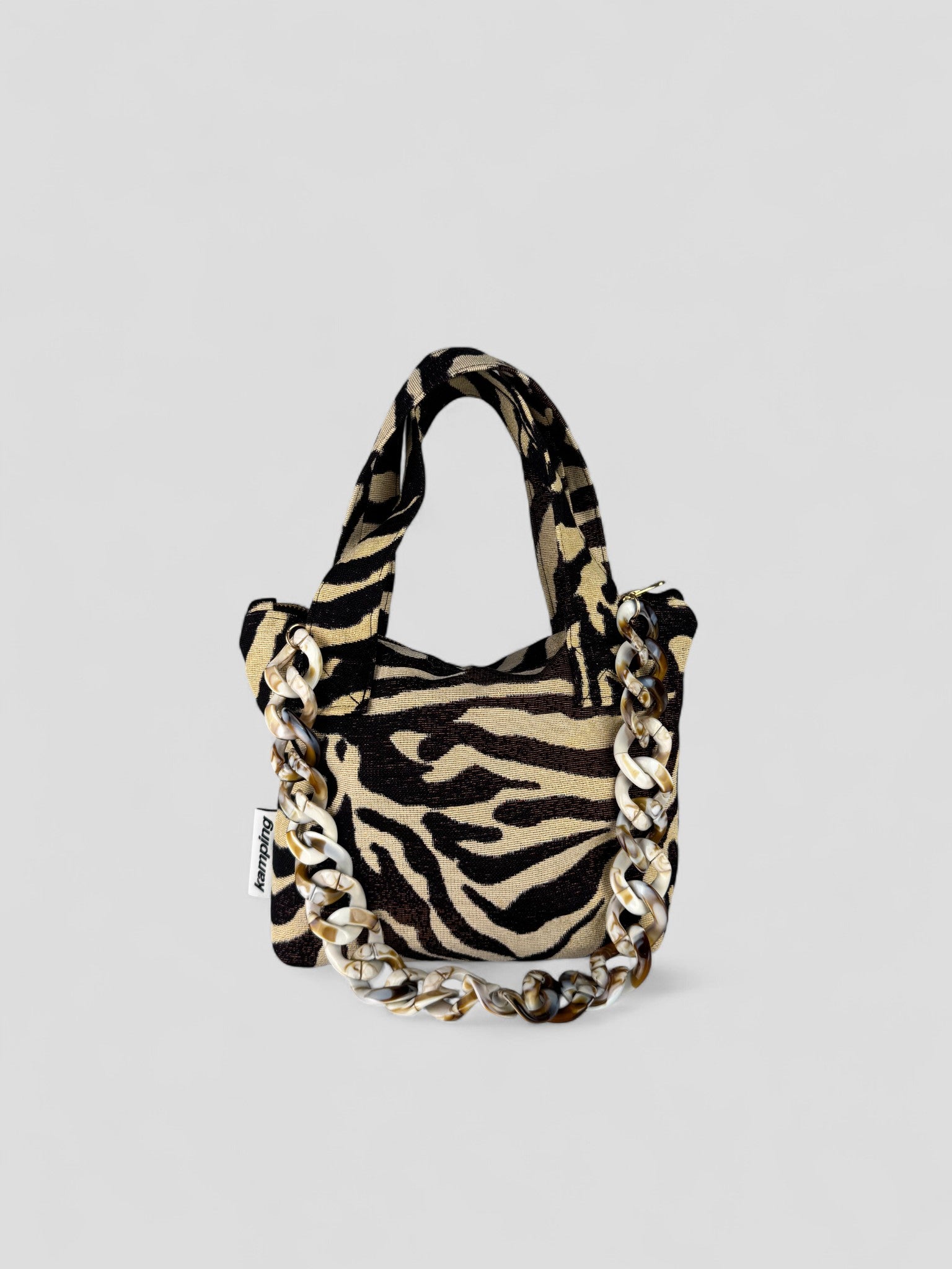 Kamping Studios kleine Umhängetasche mit Zebra-Muster, Produktfoto, Vorderansicht mit Kette