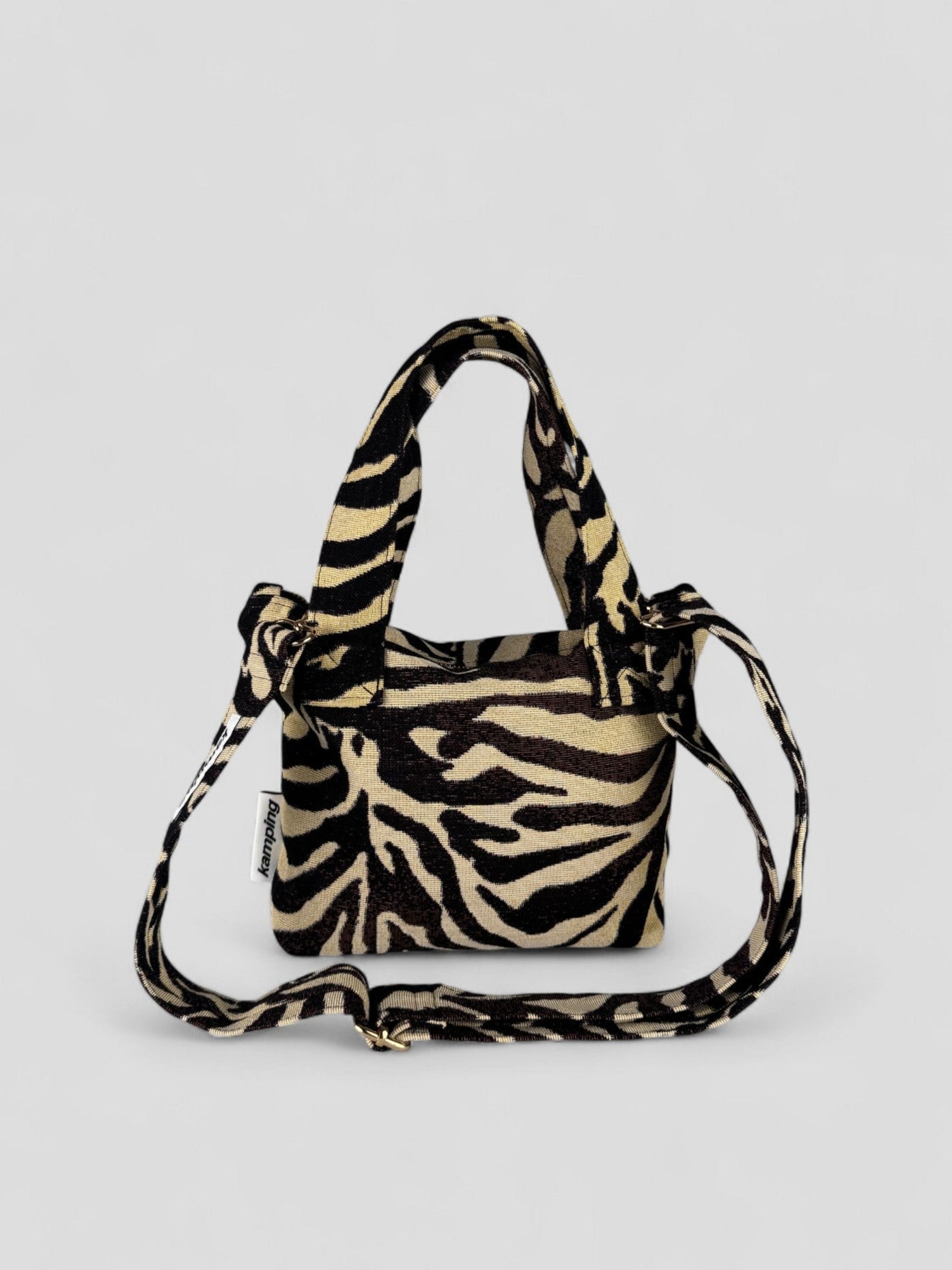 Kamping Studios kleine Umhängetasche mit Zebra-Muster, Produktfoto, Vorderansicht mit Gurt