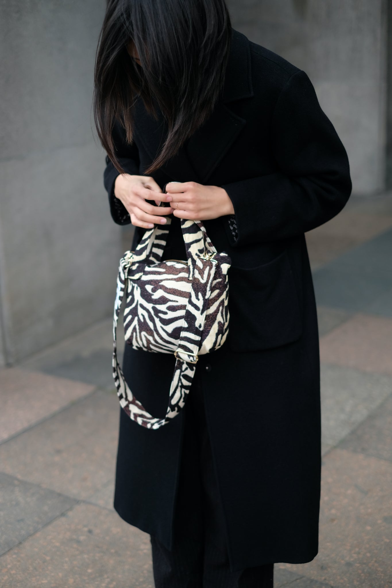 Kamping Studios kleine Umhängetasche mit Zebra-Muster, am Model