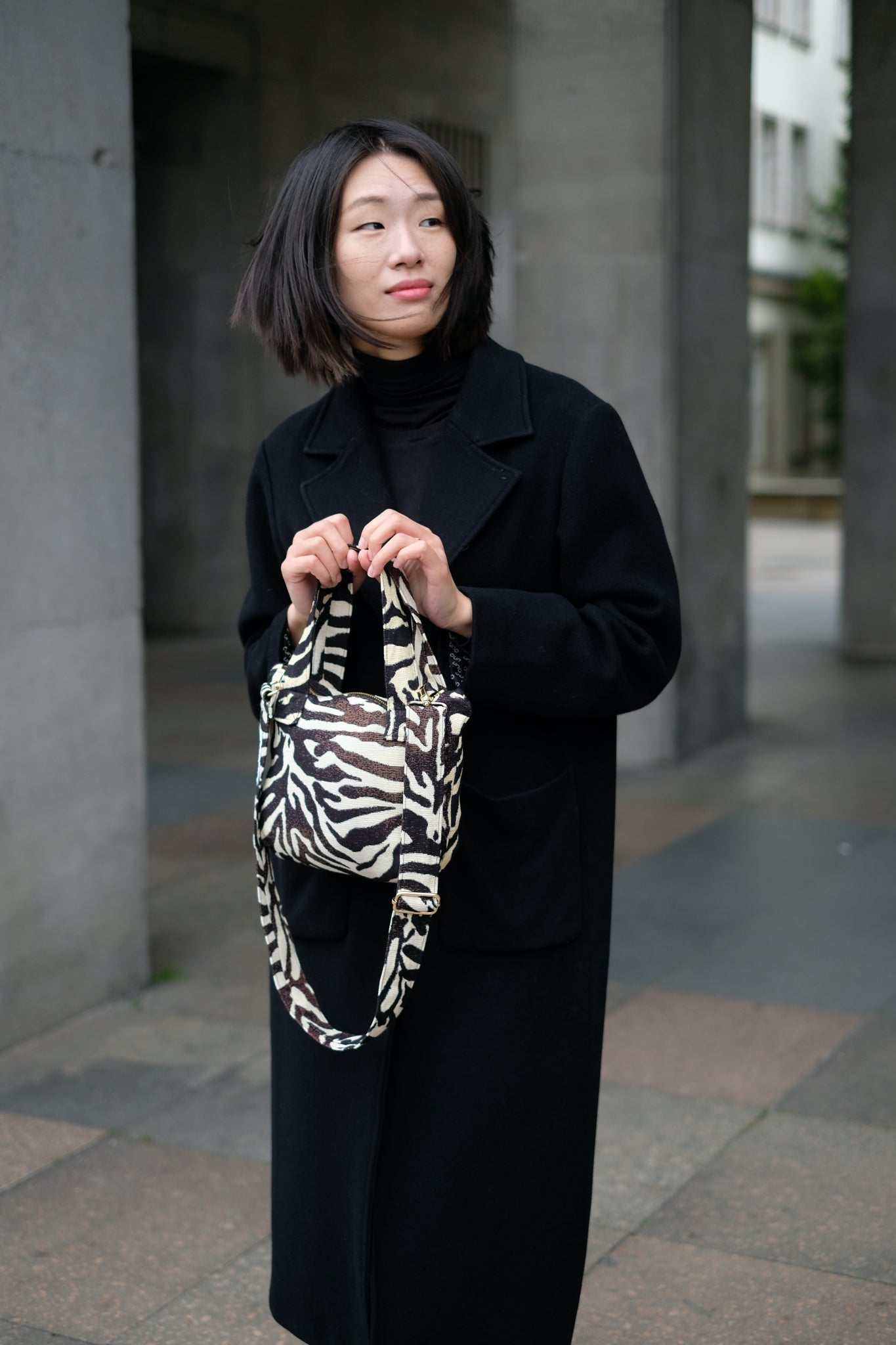 Kamping Studios kleine Umhängetasche mit Zebra-Muster, am Model 2