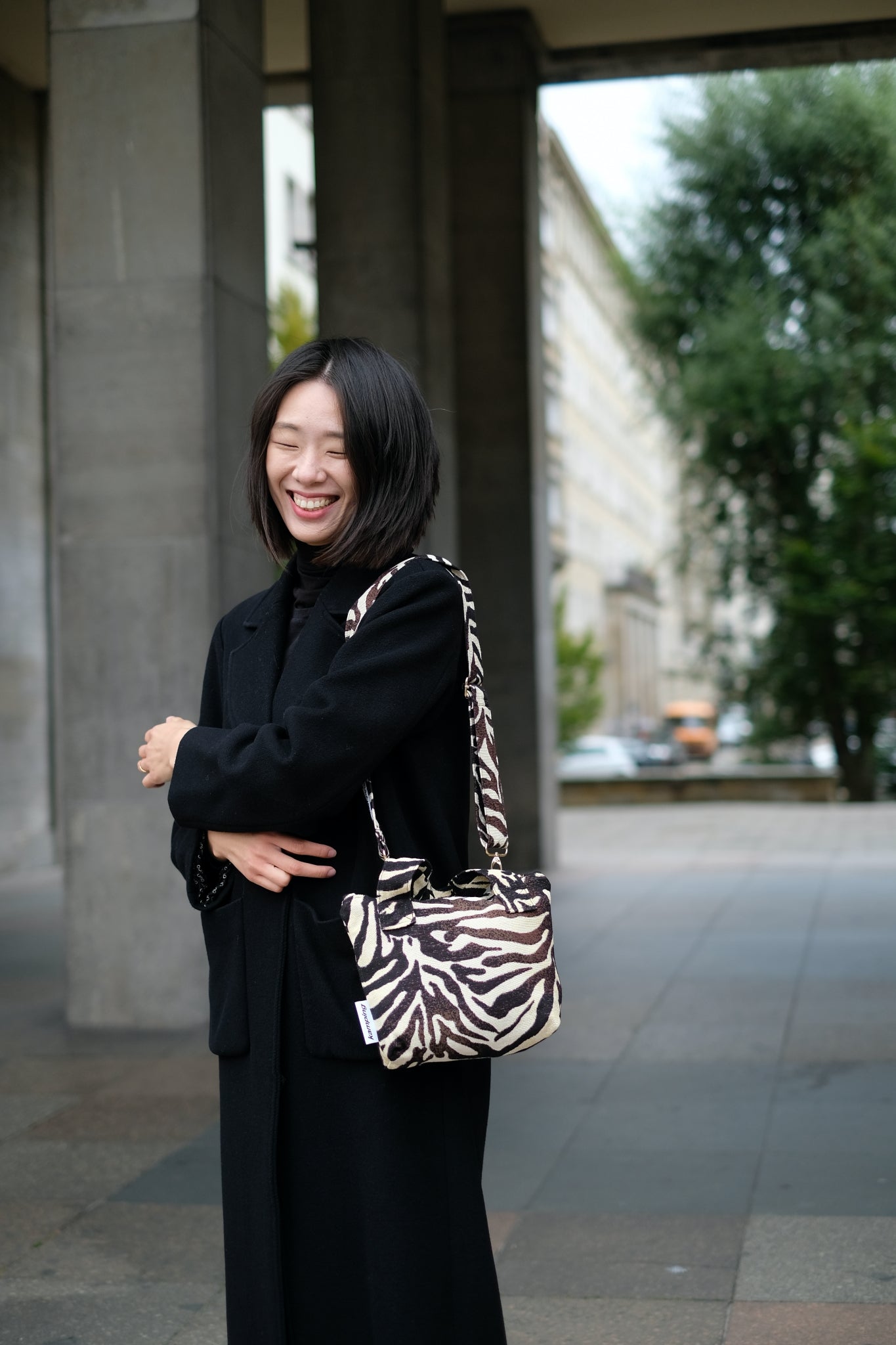 Kamping Studios kleine Umhängetasche mit Zebra-Muster, am Model 3