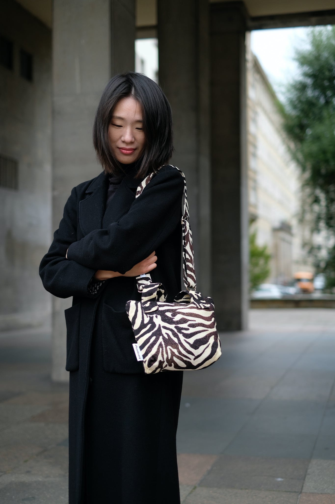 Kamping Studios kleine Umhängetasche mit Zebra-Muster, am Model 4