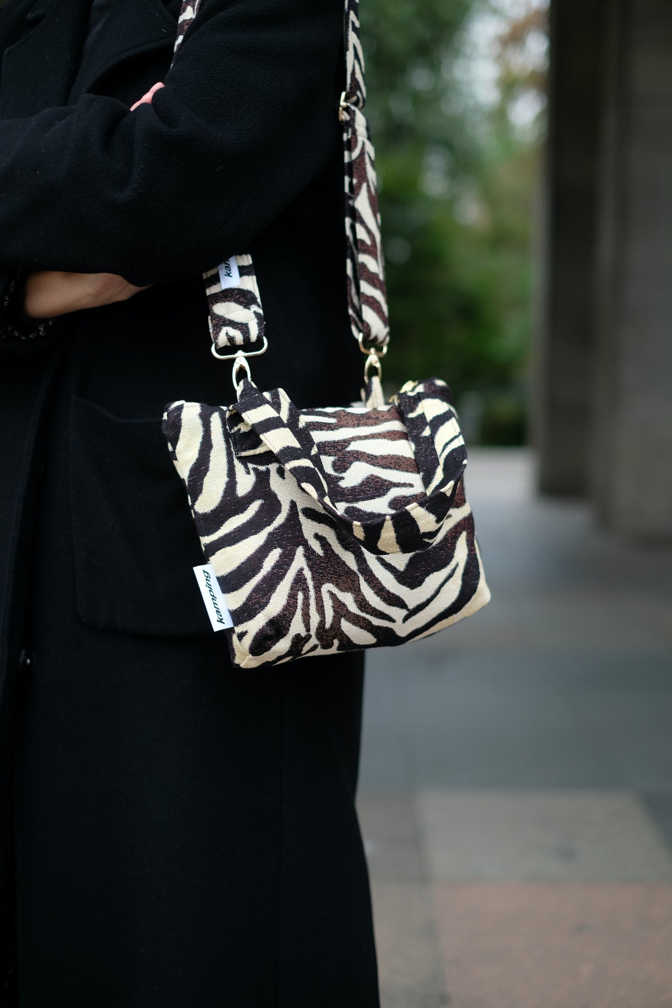 Kamping Studios kleine Umhängetasche mit Zebra-Muster, am Model, Detail 2