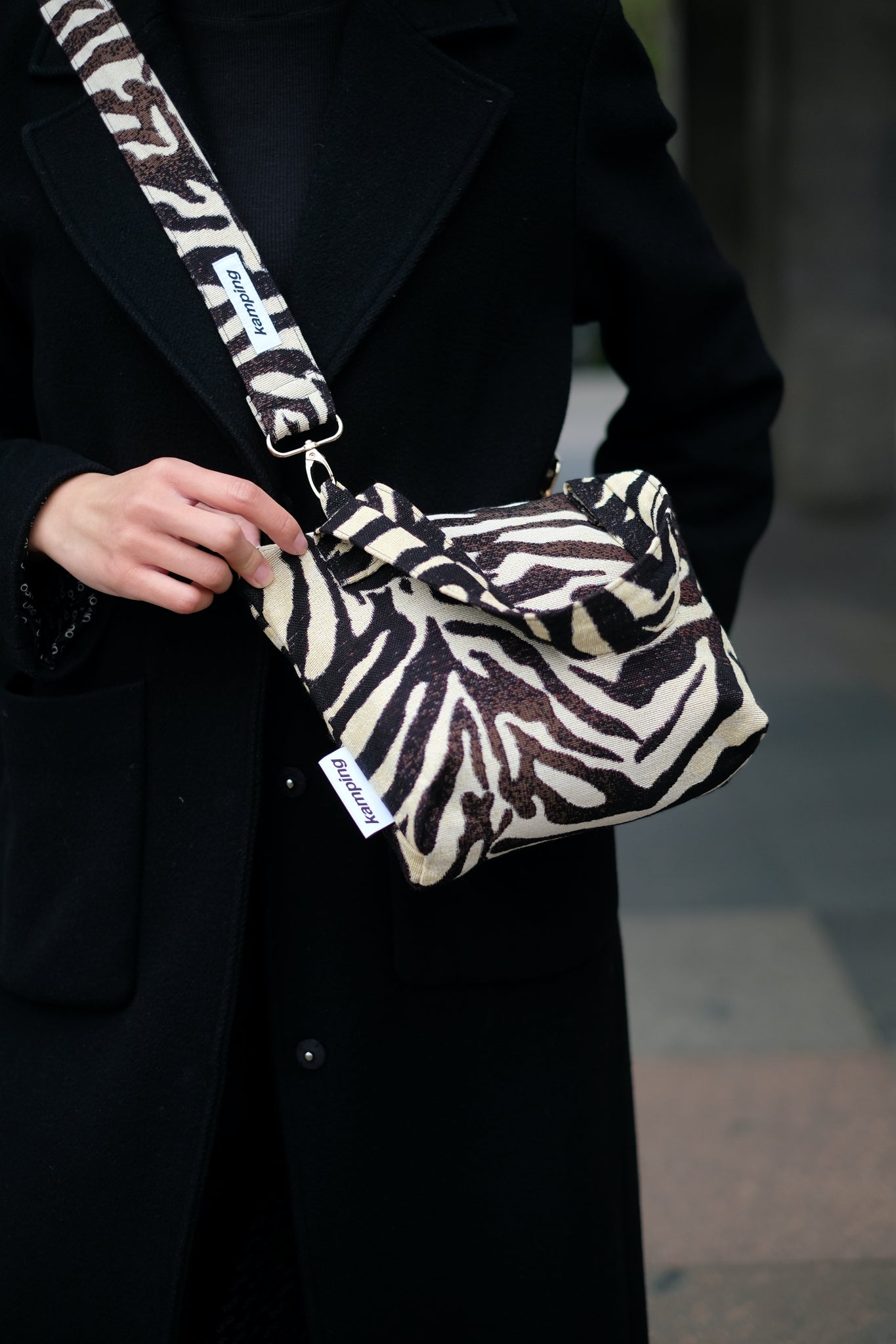 Kamping Studios kleine Umhängetasche mit Zebra-Muster, am Model, Detail 4