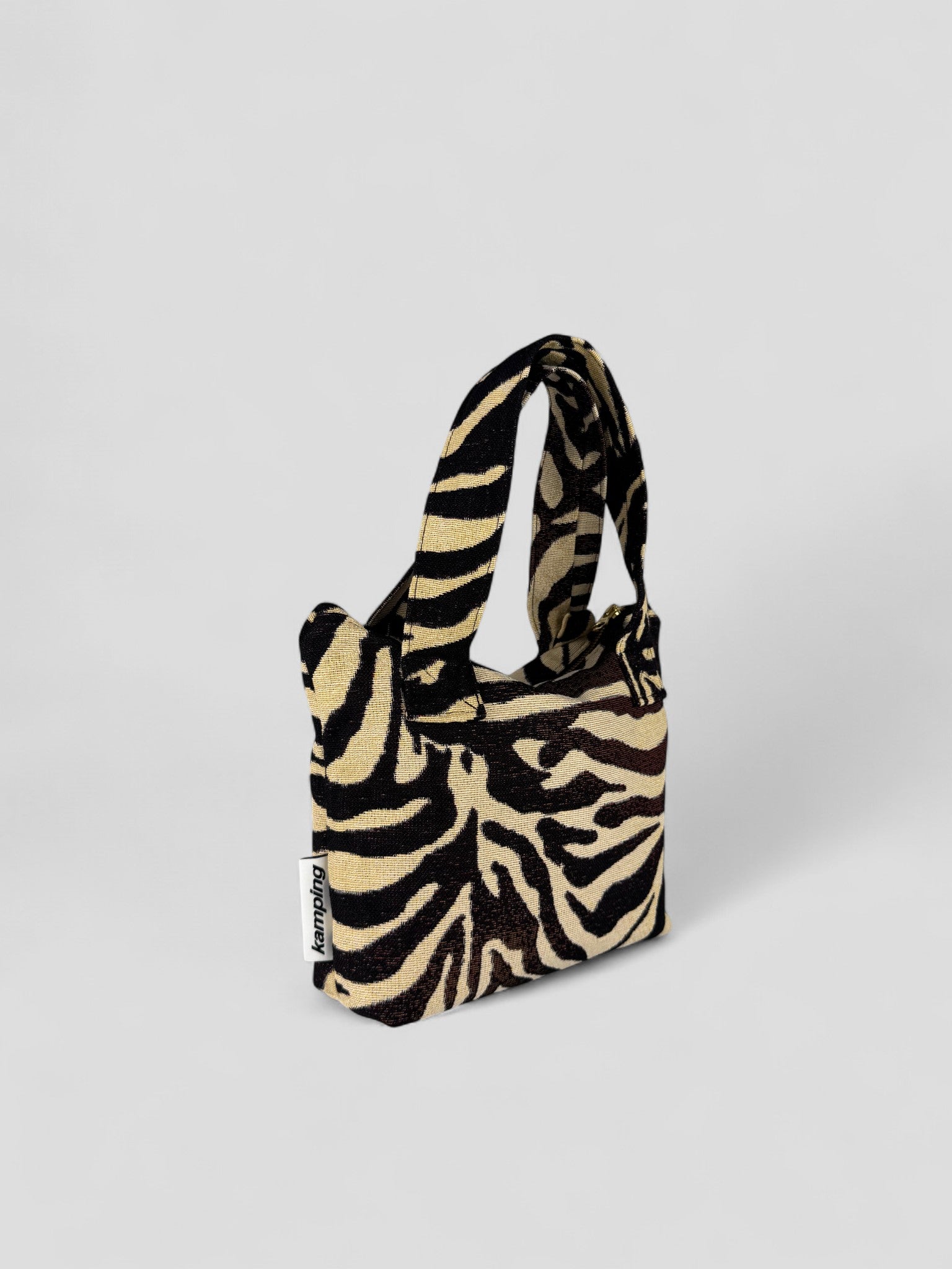 Kamping Studios kleine Umhängetasche mit Zebra-Muster, Produktfoto, Seitenansicht mit Gurt
