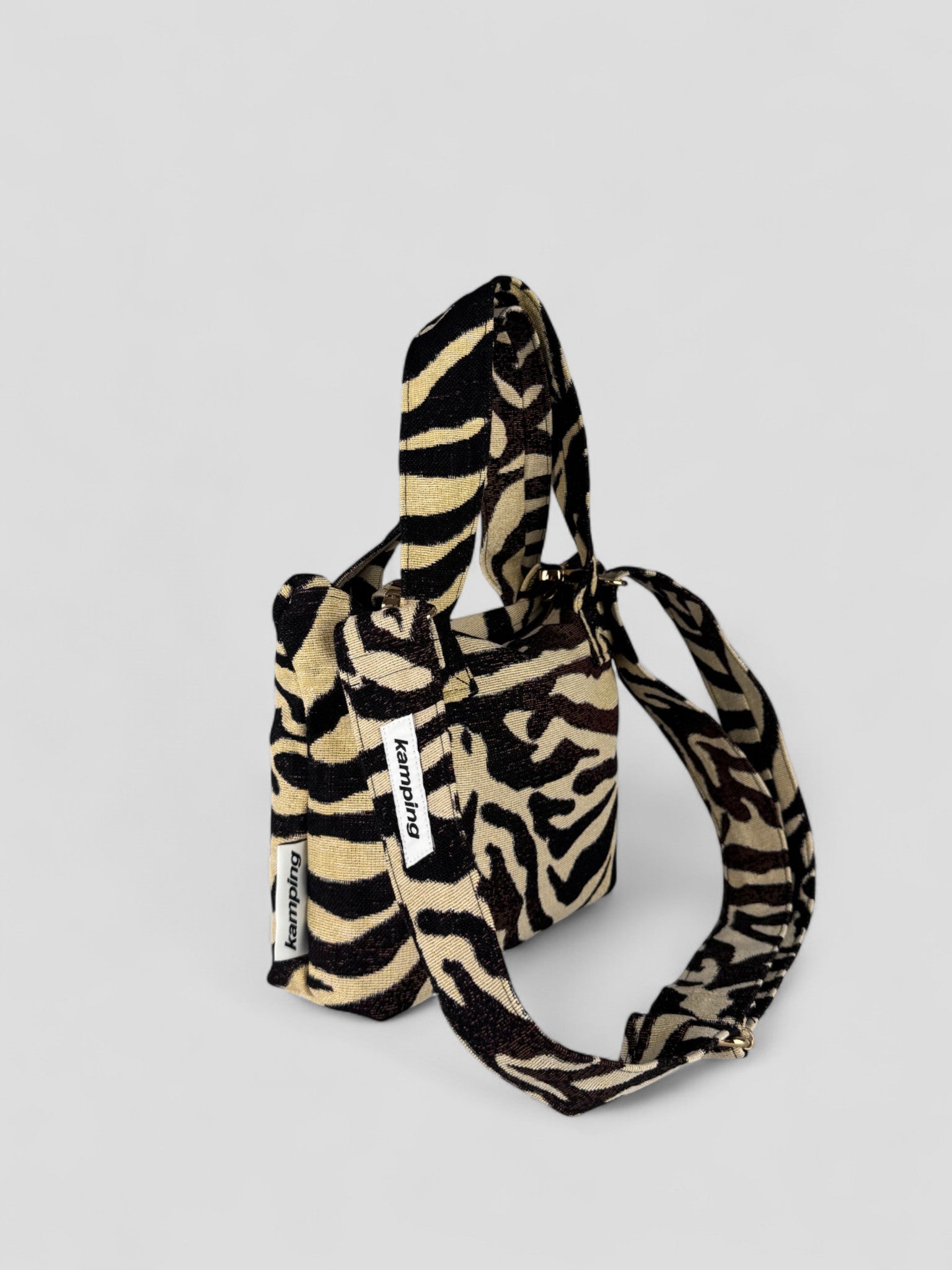 Kamping Studios kleine Umhängetasche mit Zebra-Muster, Produktfoto, Seitenansicht mit Gurt