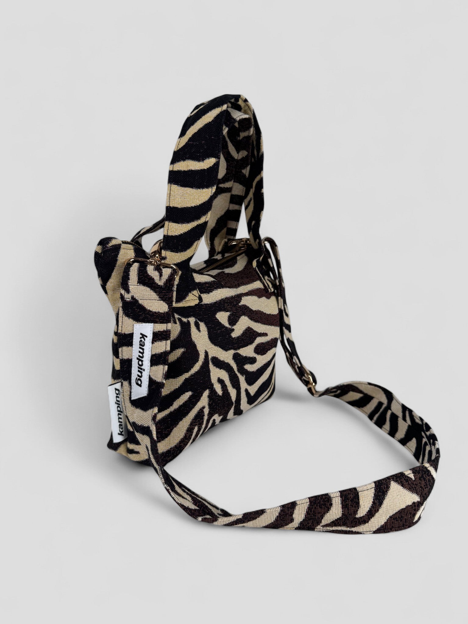 Kamping Studios kleine Umhängetasche mit Zebra-Muster, Produktfoto, Detail