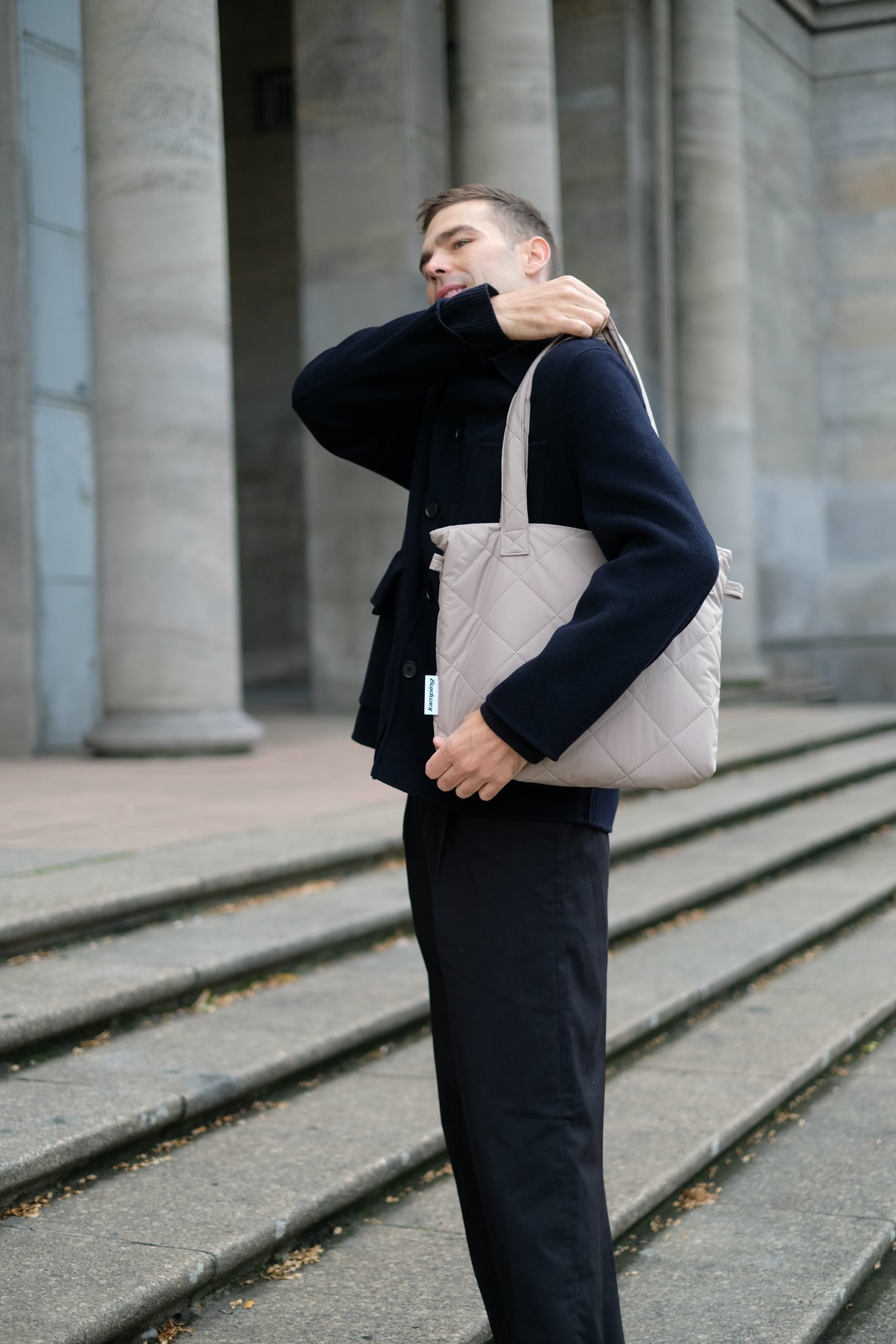 Kamping Studios Everyday-Stepptasche, beige, am Model